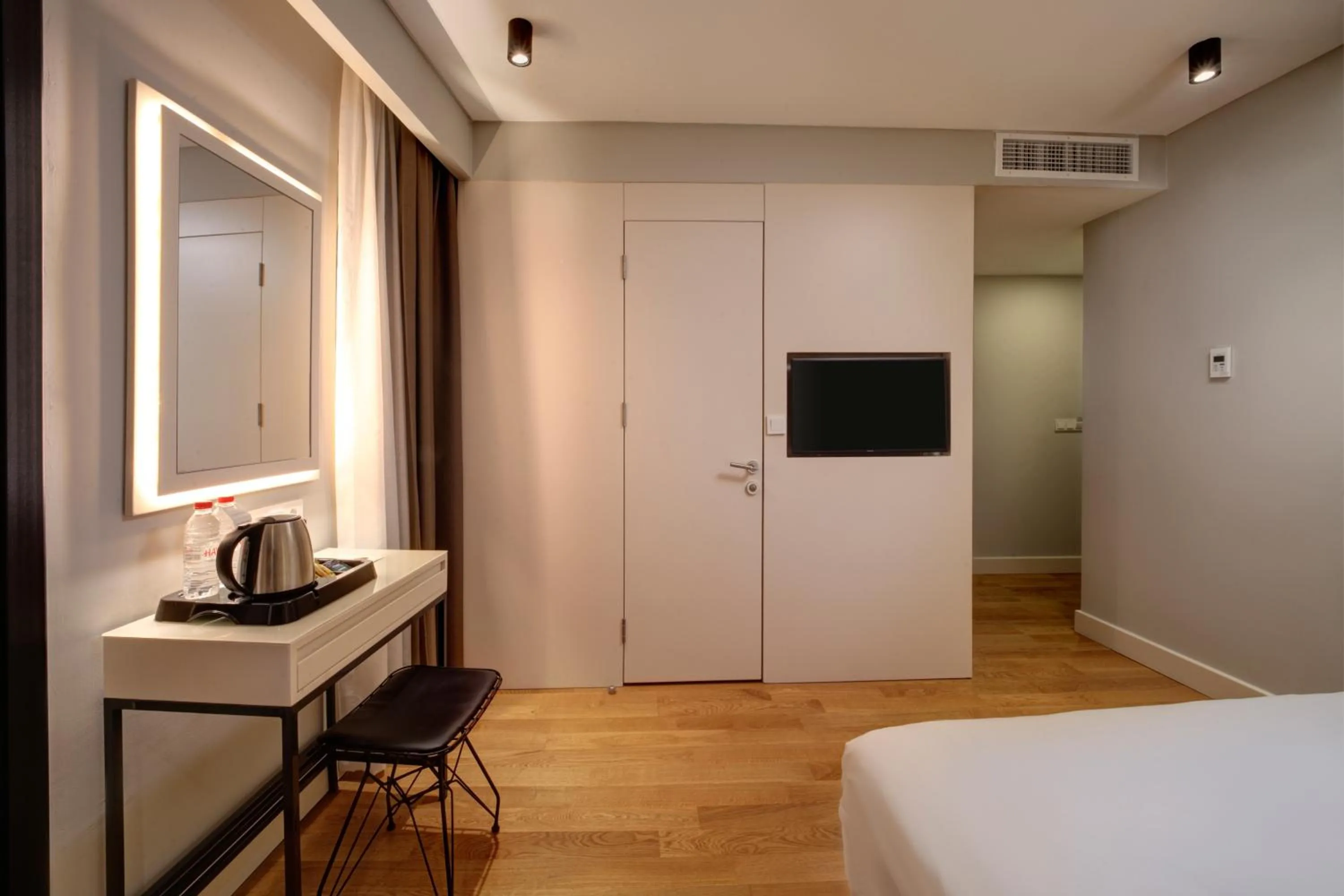 TV and multimedia, Bed in Suadhan Hotel