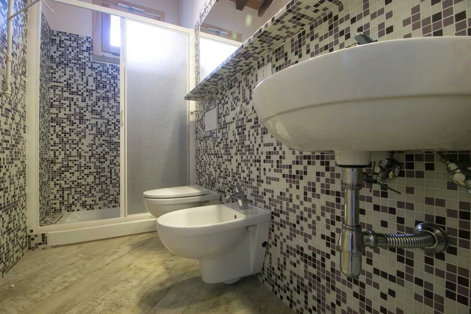 Shower in Fattoria Palazzeta - Pet & Family Friendly