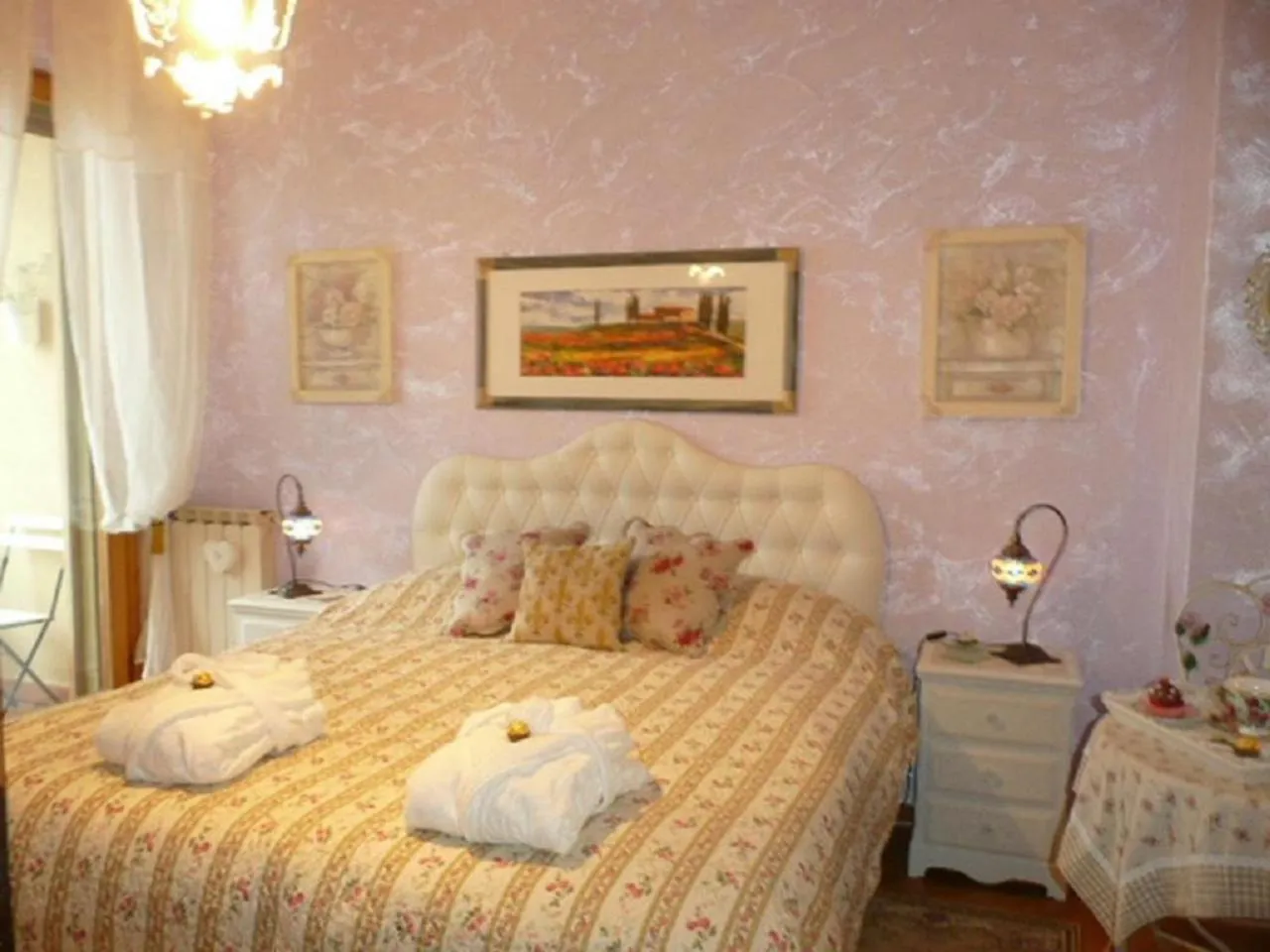 Photo of the whole room, Bed in La Luna