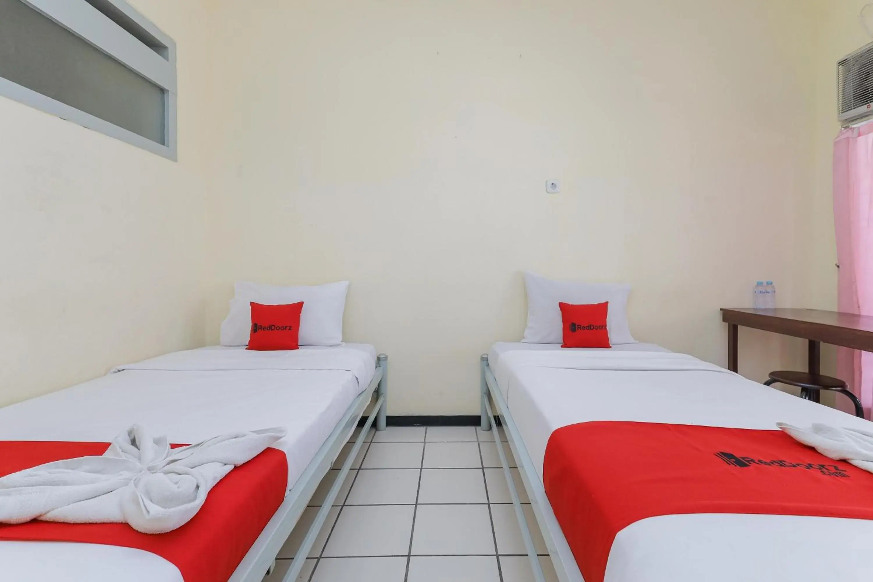 Bedroom, Bed in RedDoorz at CBR Residence Blimbing Bedroom, Bed in RedDoorz at CBR Residence Blimbing