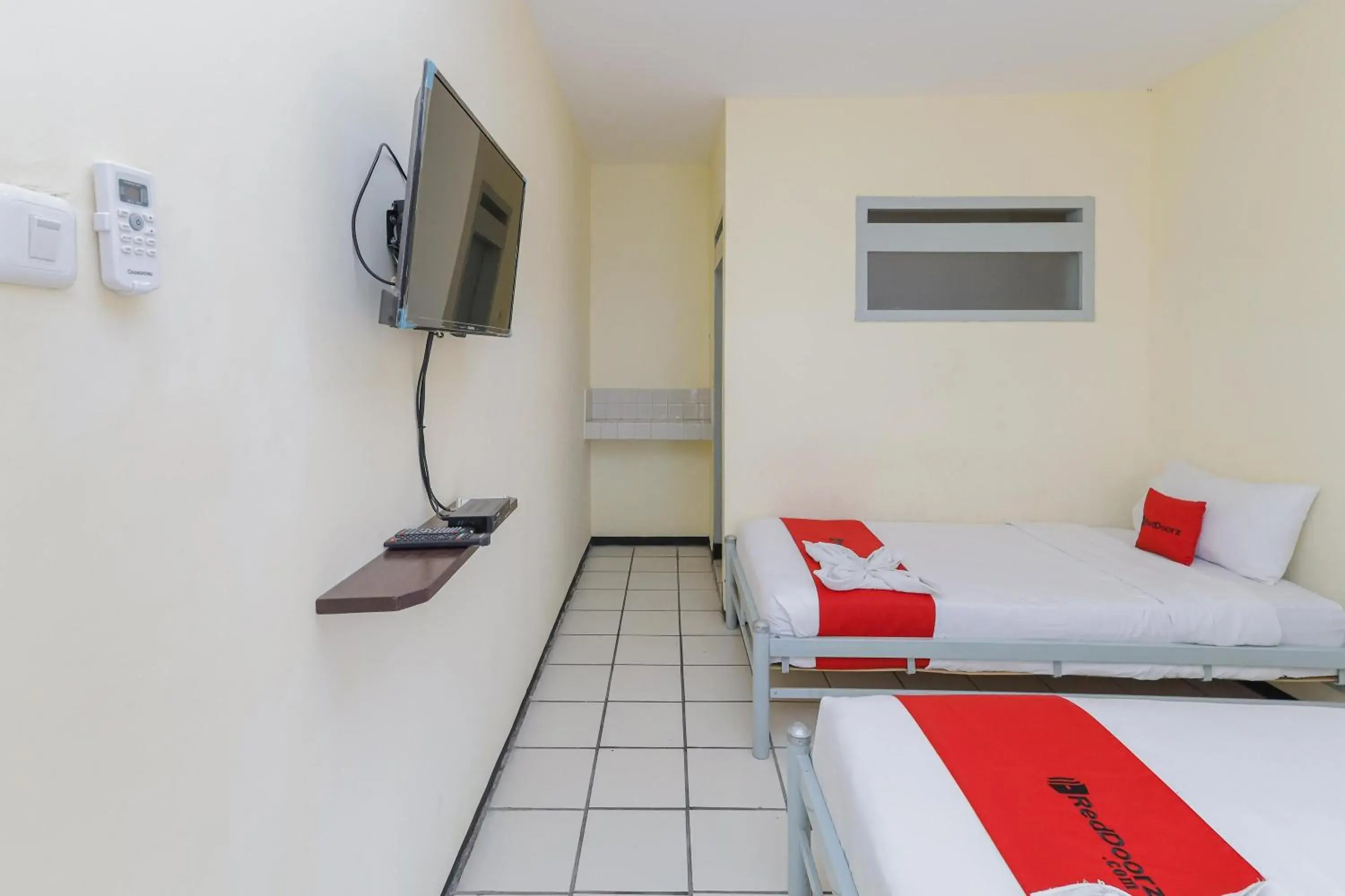 Bedroom, Bed in RedDoorz at CBR Residence Blimbing Bedroom, Bed in RedDoorz at CBR Residence Blimbing