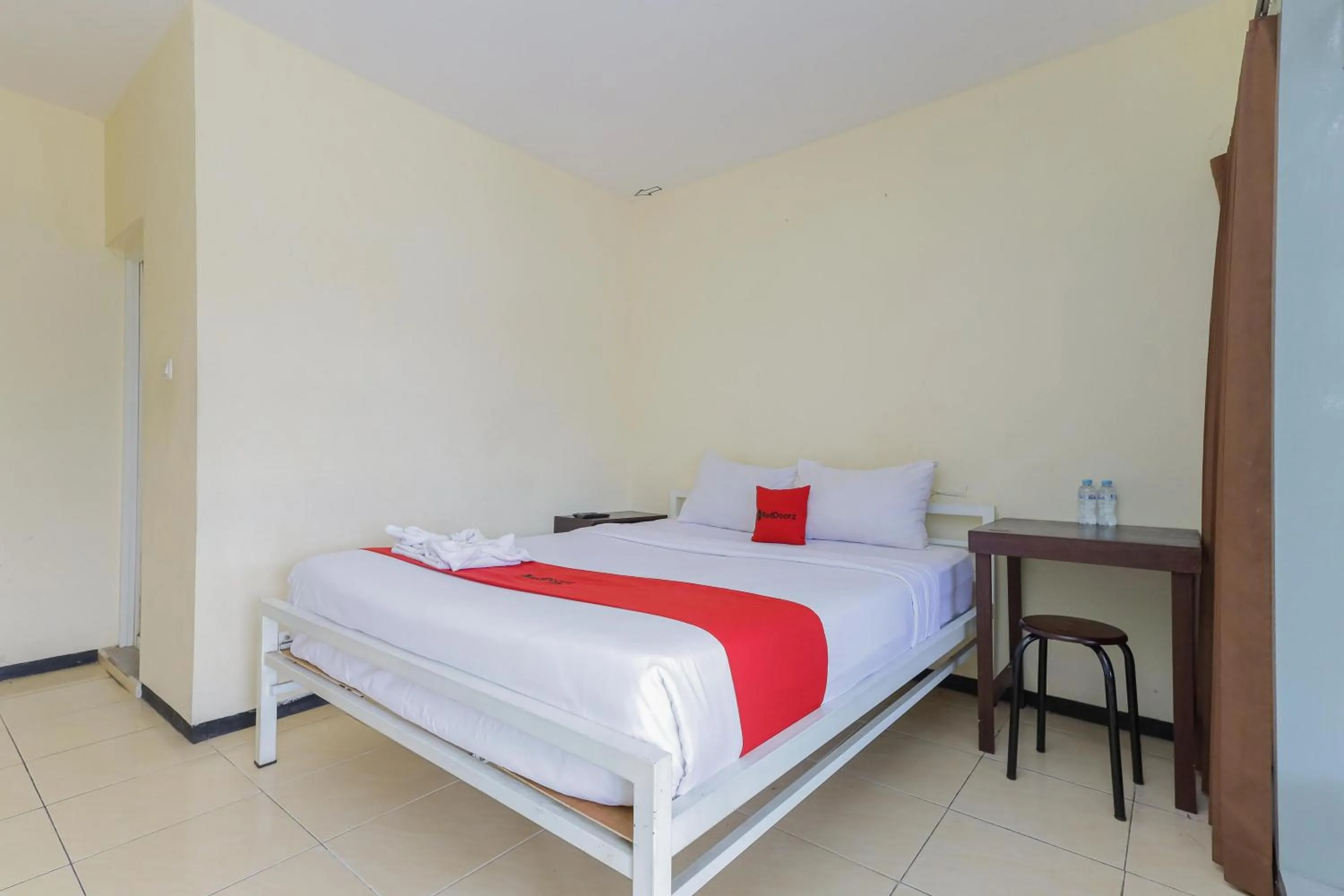 Bedroom, Bed in RedDoorz at CBR Residence Blimbing