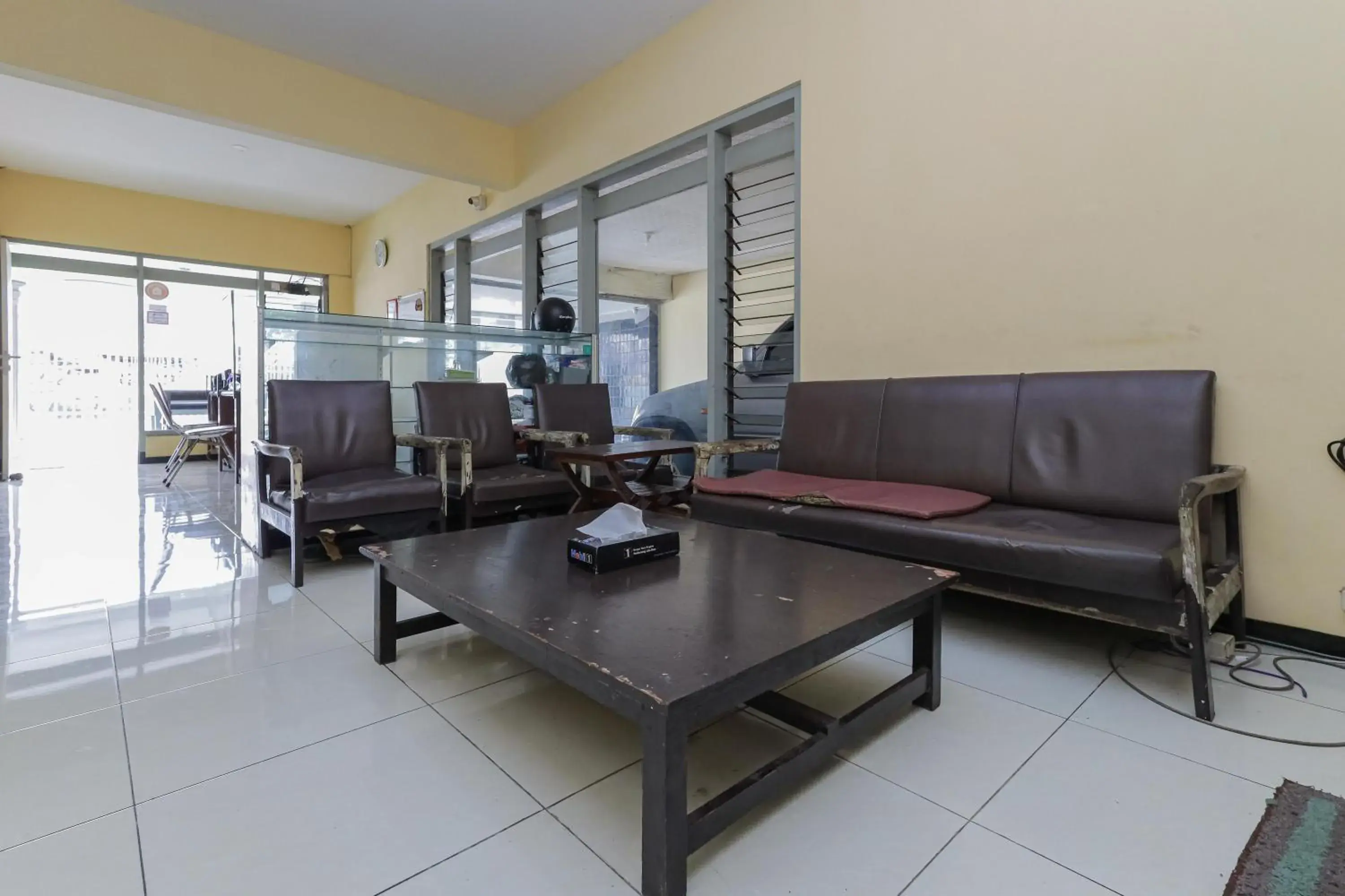 Living room in RedDoorz at CBR Residence Blimbing Living room in RedDoorz at CBR Residence Blimbing