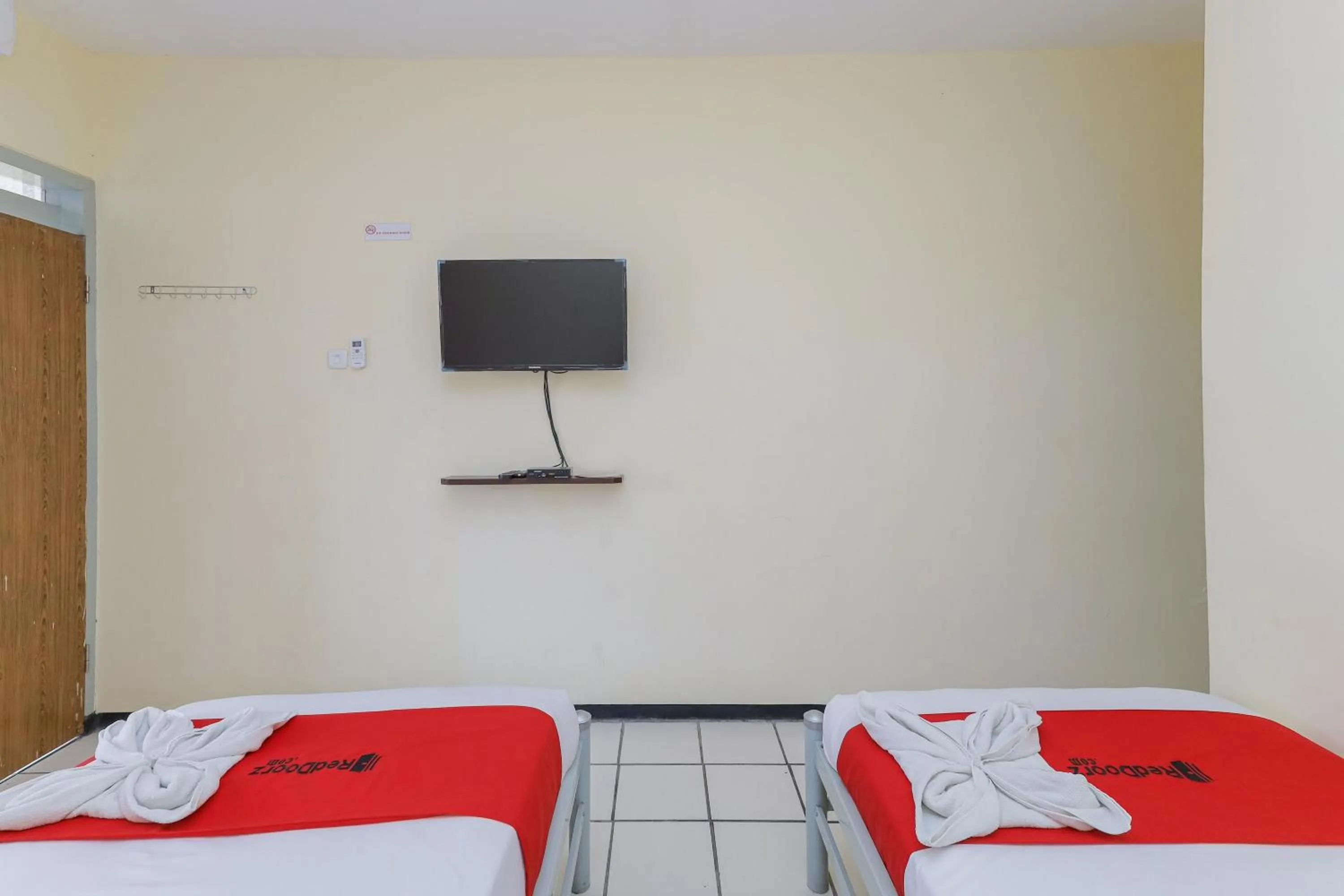 Standard Twin Room in RedDoorz at CBR Residence Blimbing