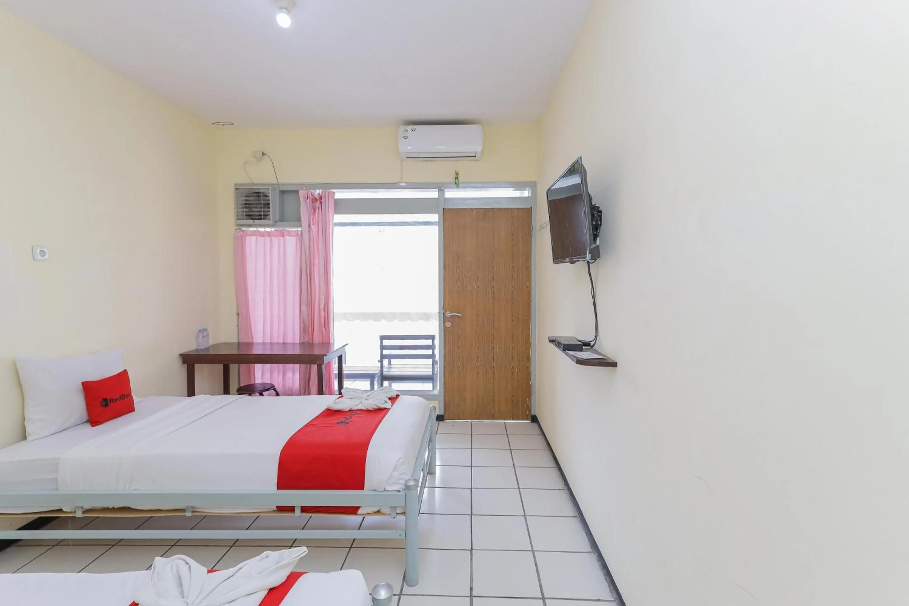 Bedroom, Bed in RedDoorz at CBR Residence Blimbing