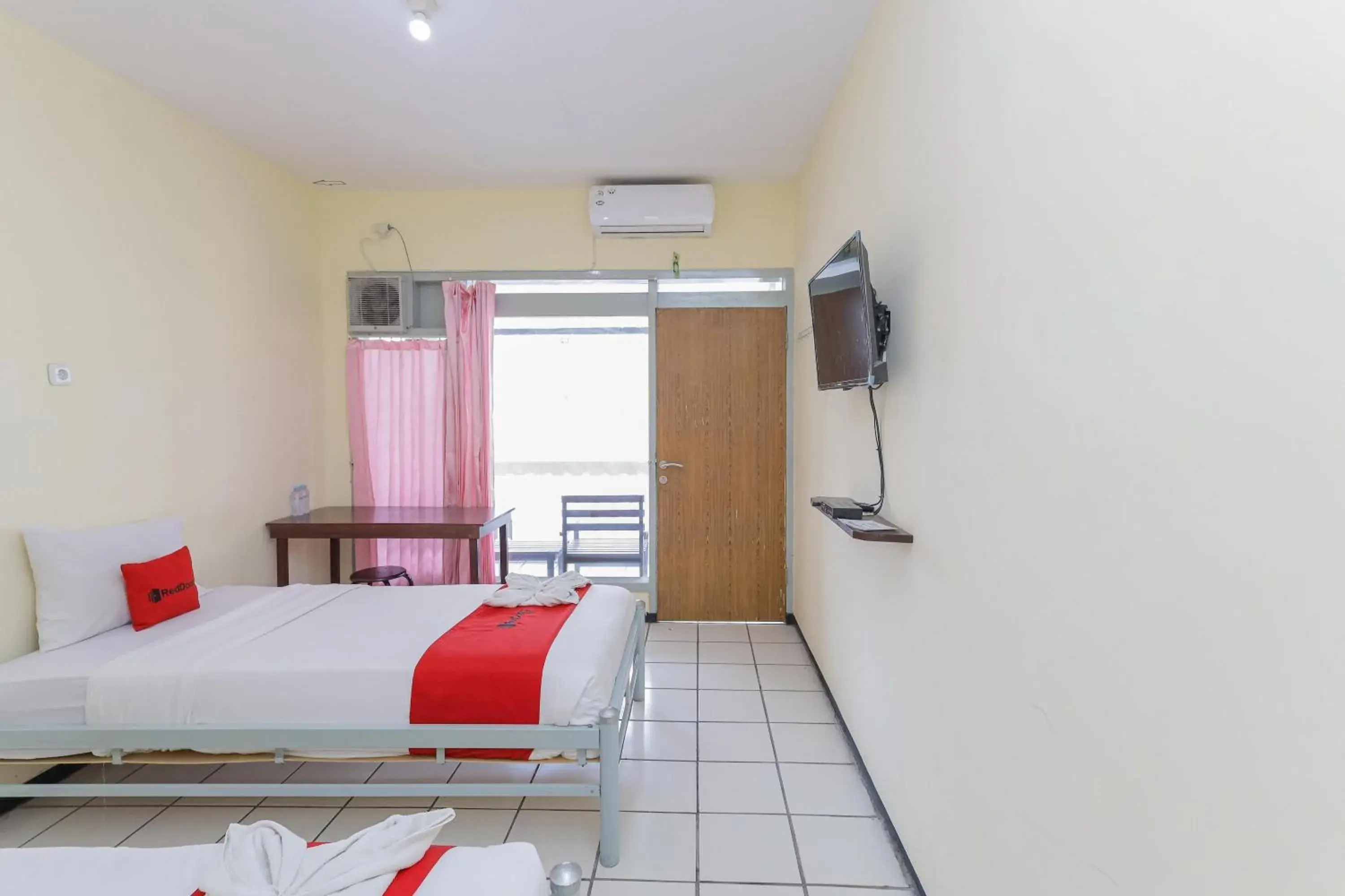 Bedroom, Bed in RedDoorz at CBR Residence Blimbing Bedroom, Bed in RedDoorz at CBR Residence Blimbing