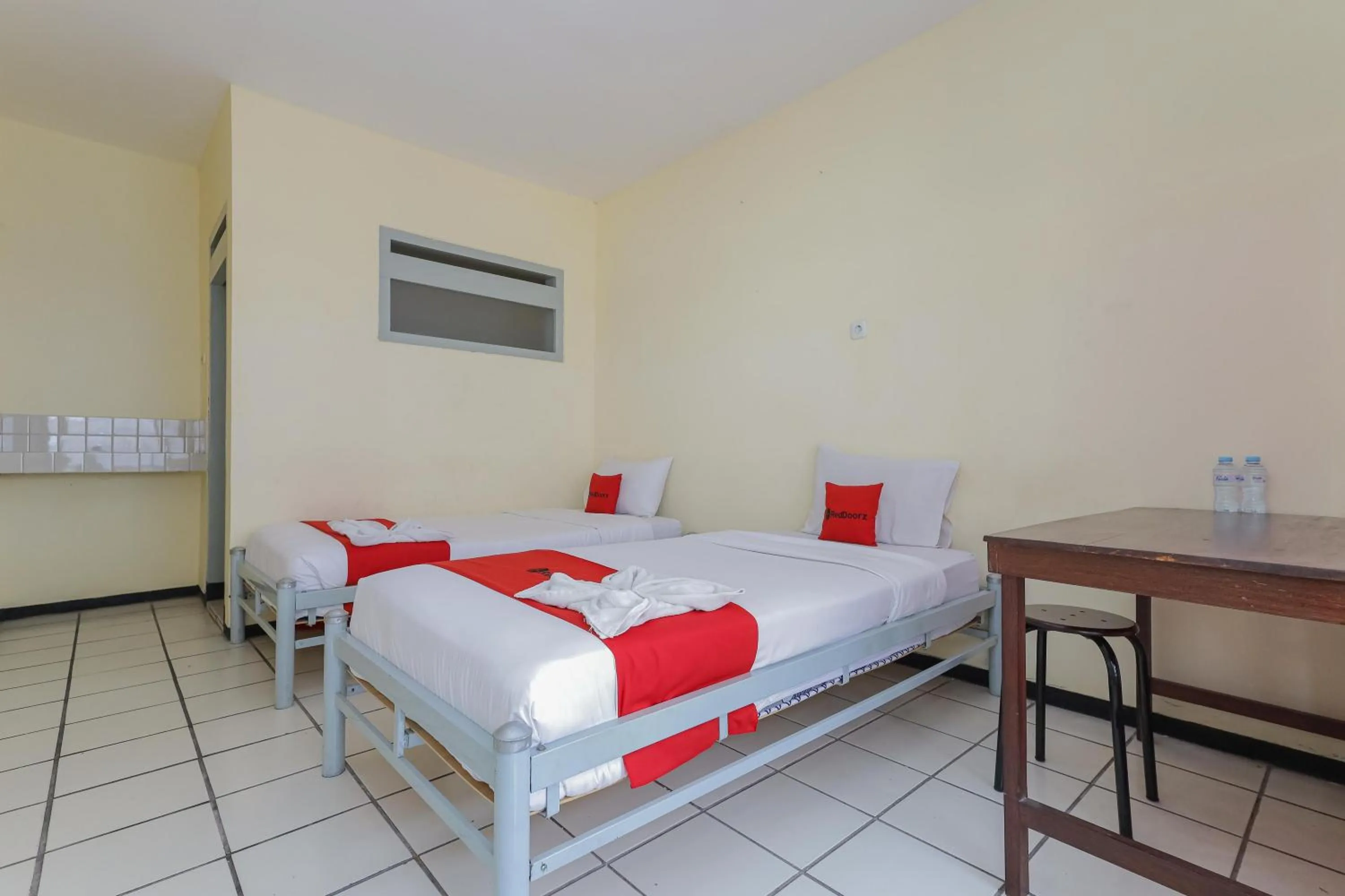 Bedroom, Bed in RedDoorz at CBR Residence Blimbing