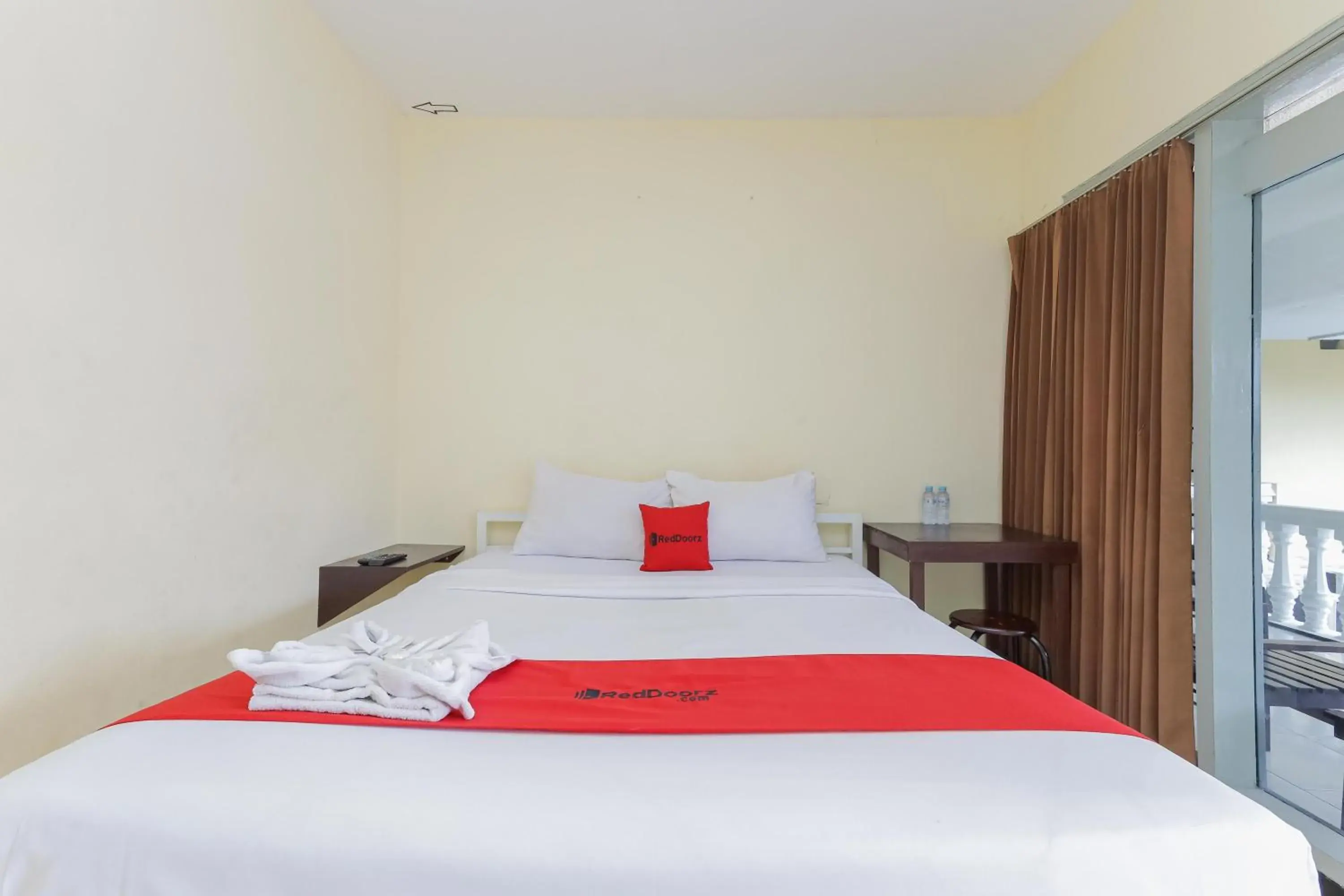 Standard Double Room in RedDoorz at CBR Residence Blimbing Standard Double Room in RedDoorz at CBR Residence Blimbing