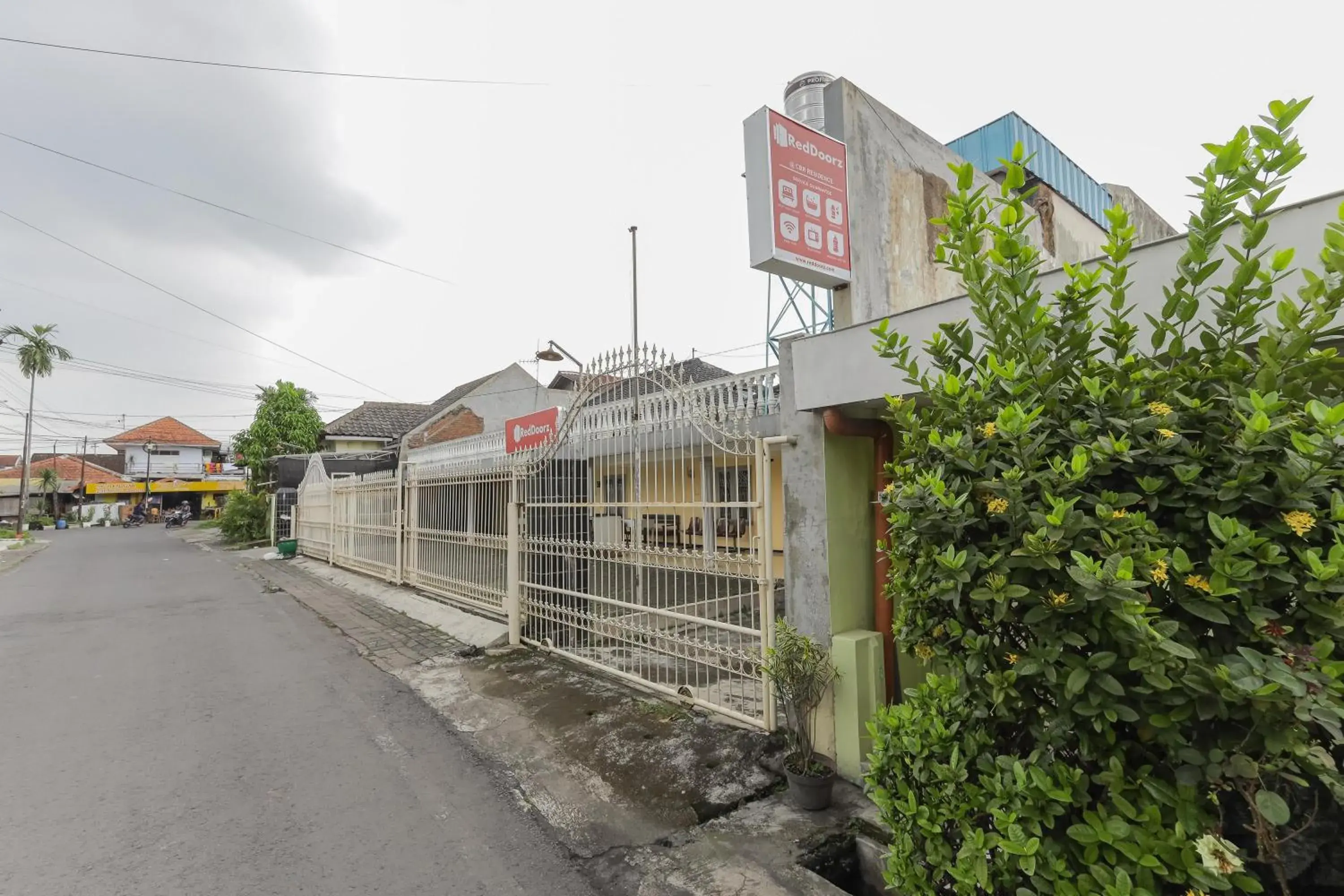 Property building in RedDoorz at CBR Residence Blimbing Property building in RedDoorz at CBR Residence Blimbing