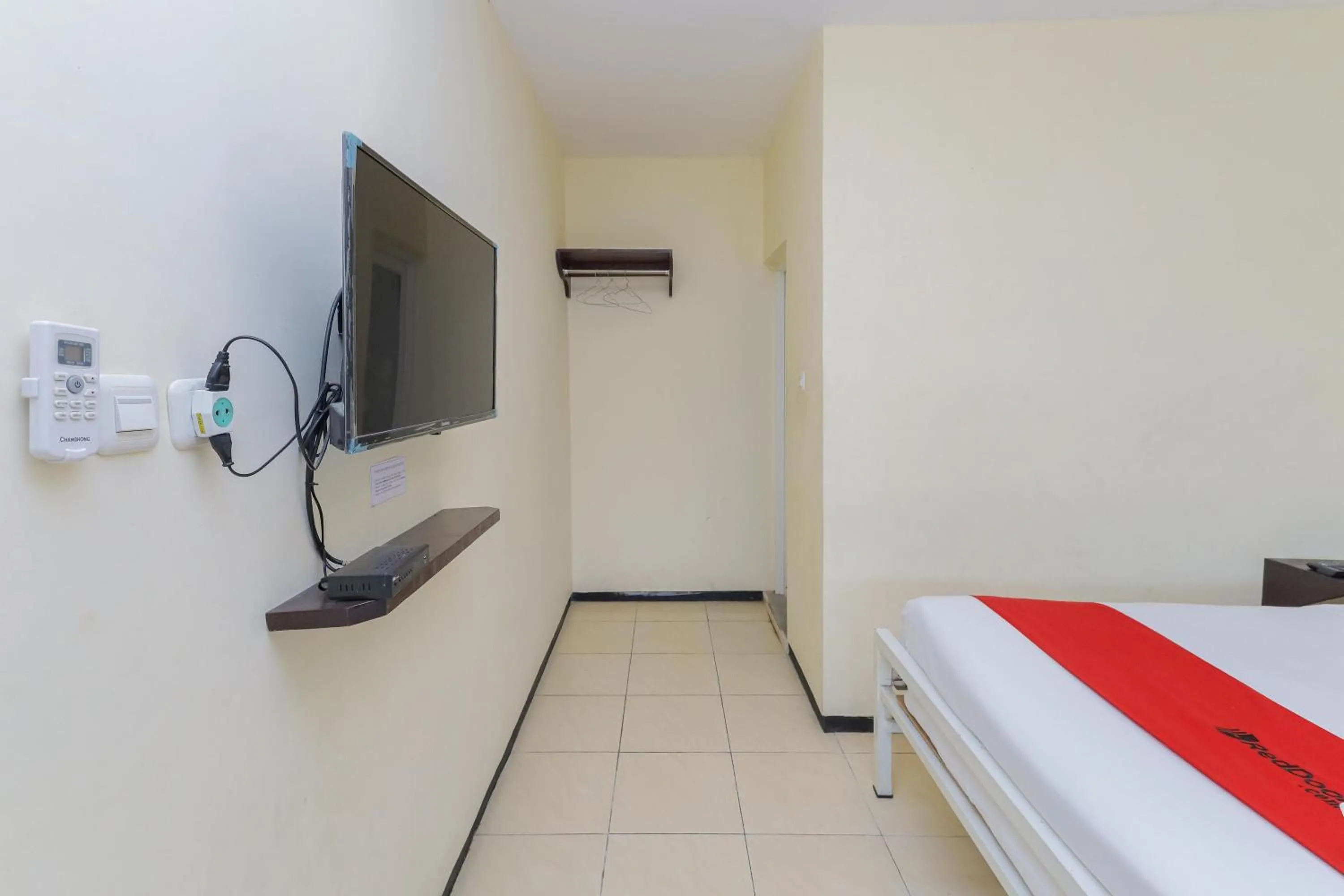 Bedroom, Bed in RedDoorz at CBR Residence Blimbing