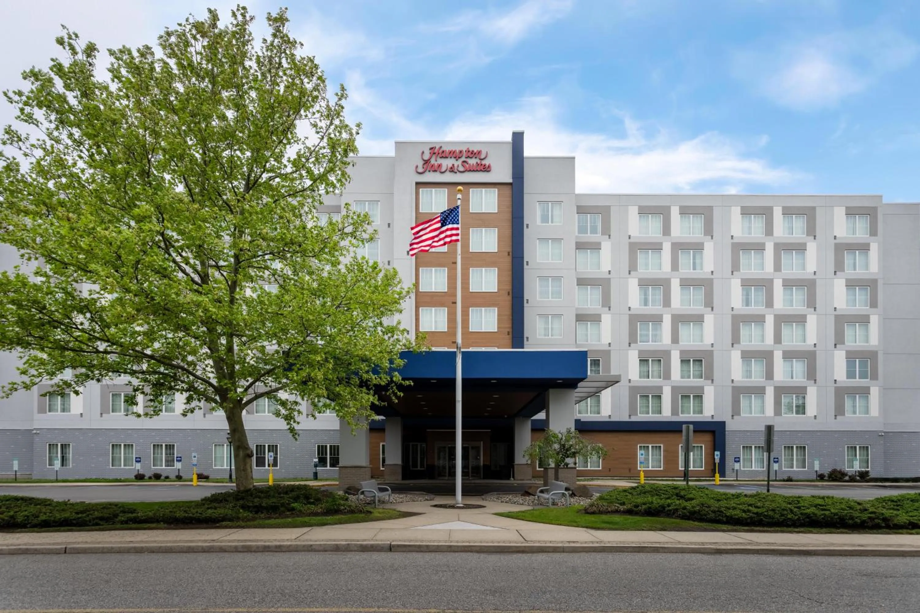 Property building in Hampton Inn & Suites By Hilton- Newark Airport Elizabeth
