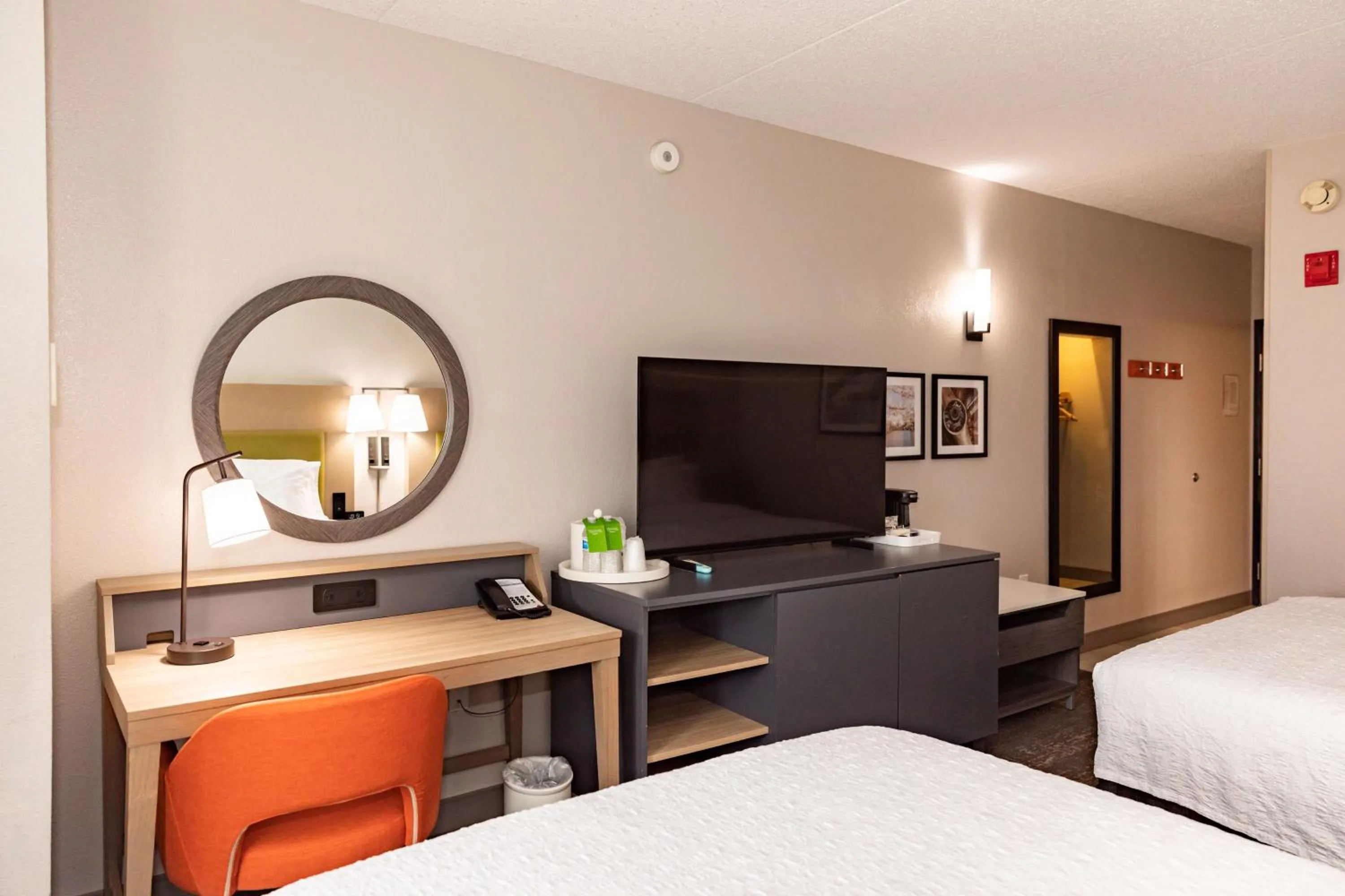 Bedroom, Bed in Hampton Inn & Suites By Hilton- Newark Airport Elizabeth
