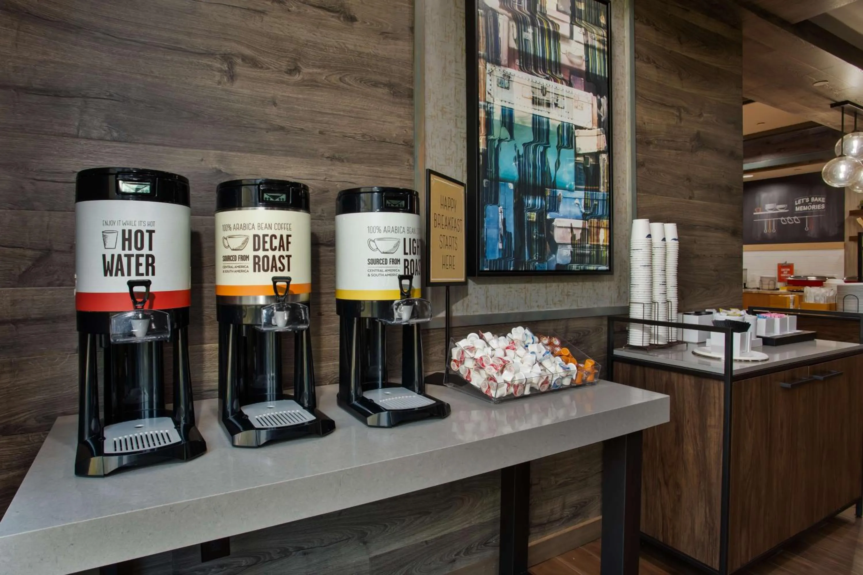 Dining area in Hampton Inn & Suites By Hilton- Newark Airport Elizabeth