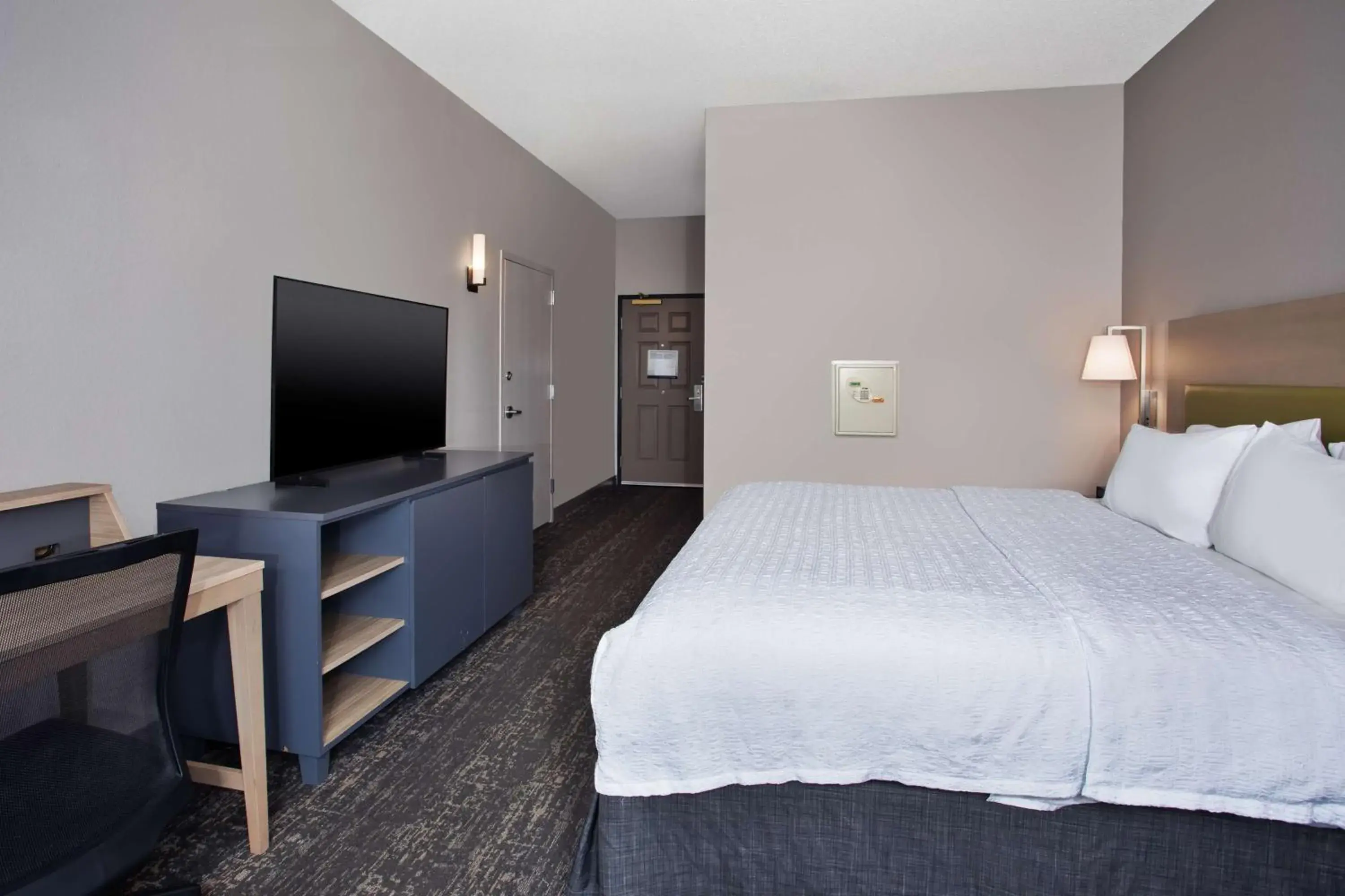 Bed in Hampton Inn & Suites By Hilton- Newark Airport Elizabeth Bed in Hampton Inn & Suites By Hilton- Newark Airport Elizabeth