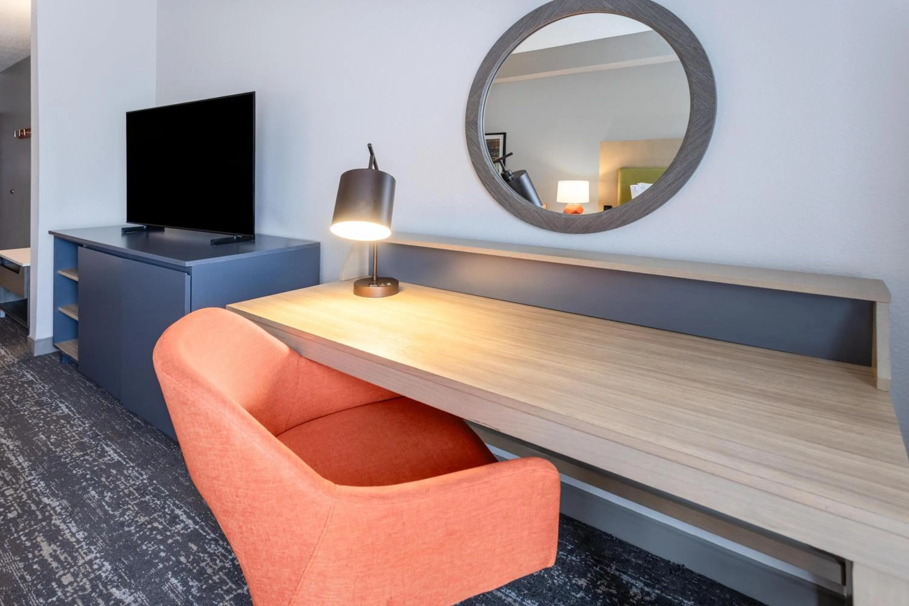 Bedroom in Hampton Inn & Suites By Hilton- Newark Airport Elizabeth