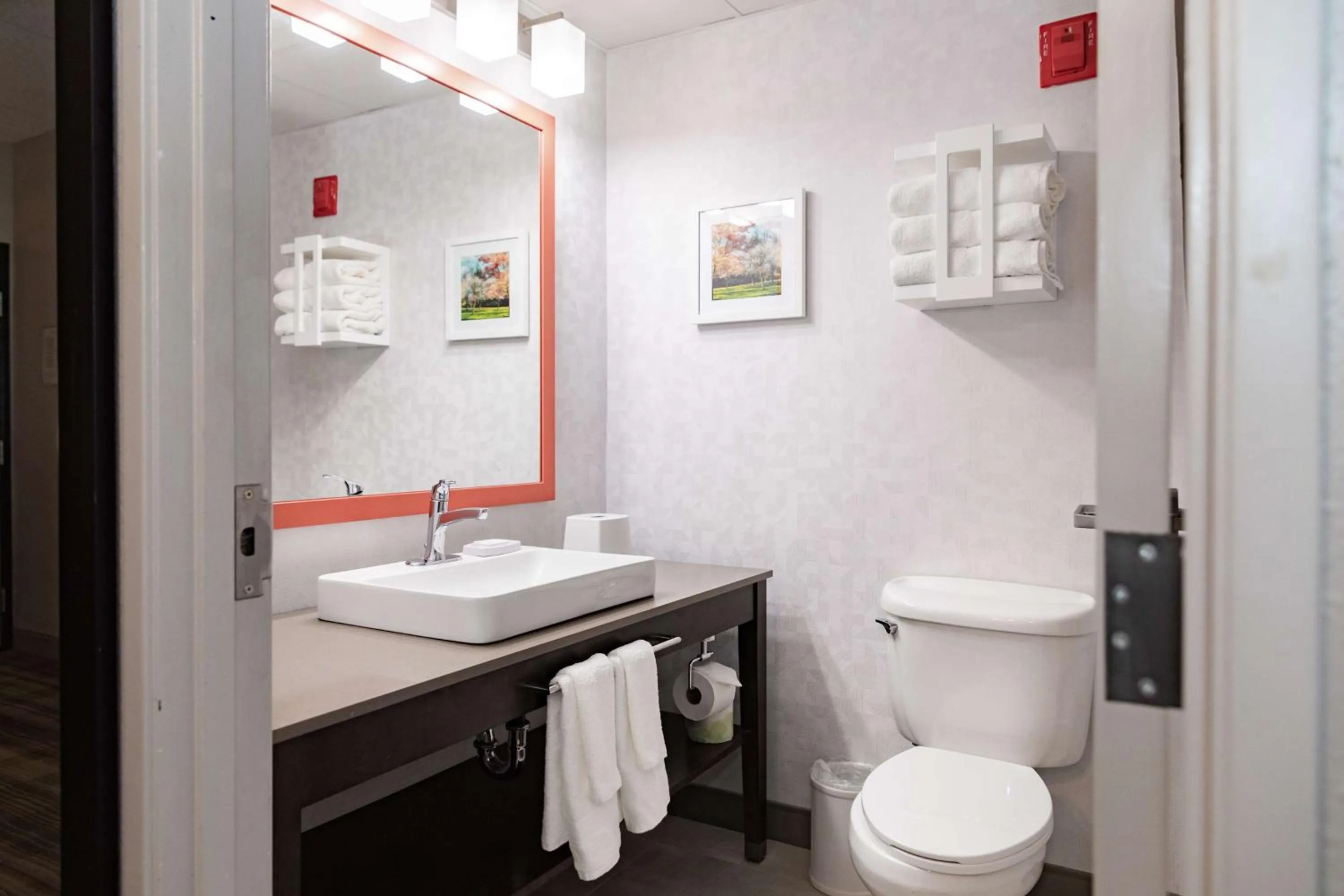 Bathroom in Hampton Inn & Suites By Hilton- Newark Airport Elizabeth