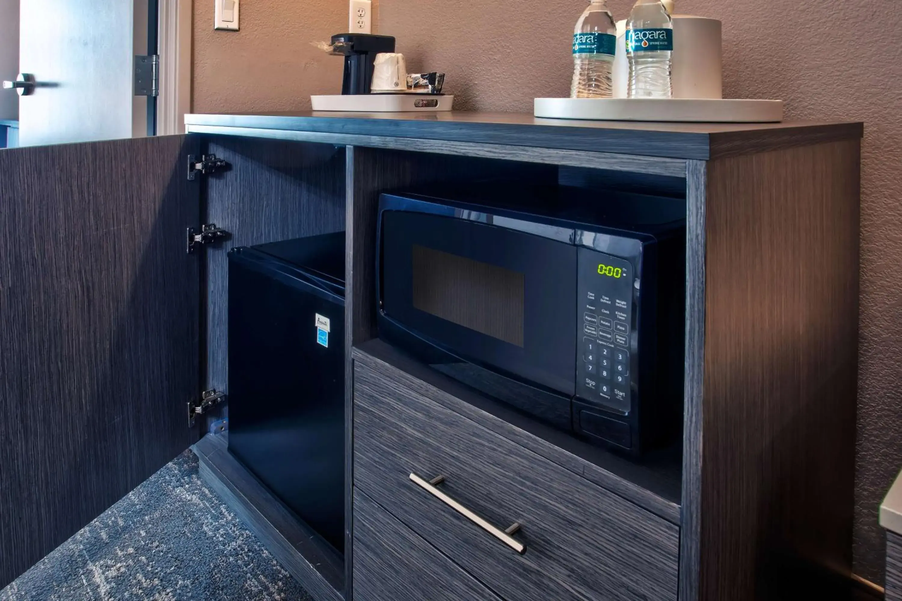 Photo of the whole room in Hampton Inn & Suites By Hilton- Newark Airport Elizabeth Photo of the whole room in Hampton Inn & Suites By Hilton- Newark Airport Elizabeth