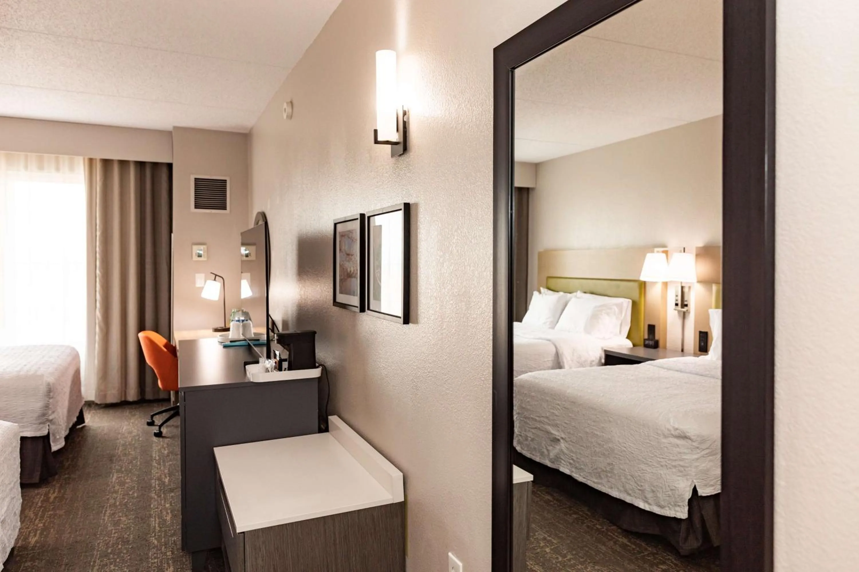 Bedroom, Bed in Hampton Inn & Suites By Hilton- Newark Airport Elizabeth
