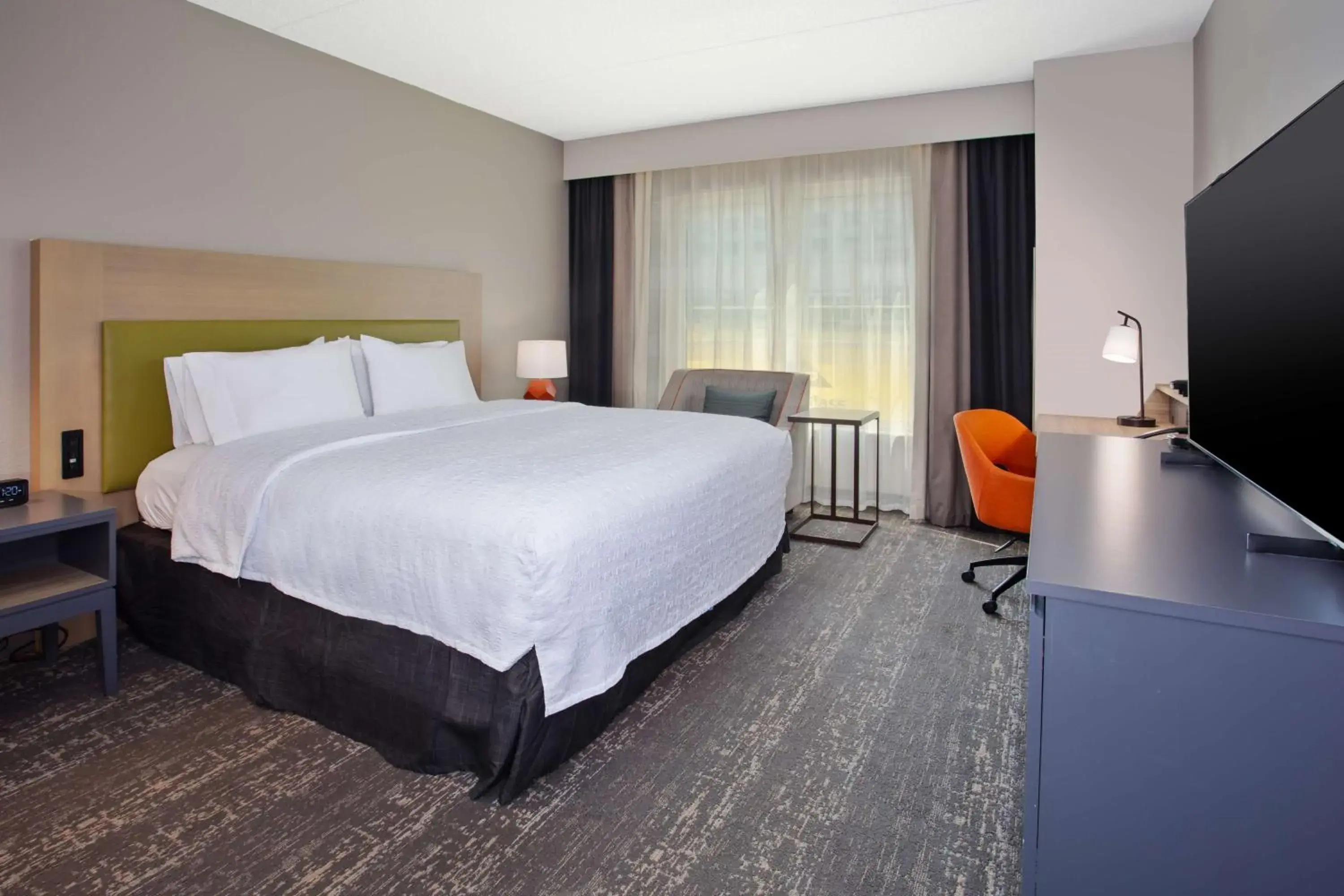 Bed in Hampton Inn & Suites By Hilton- Newark Airport Elizabeth Bed in Hampton Inn & Suites By Hilton- Newark Airport Elizabeth