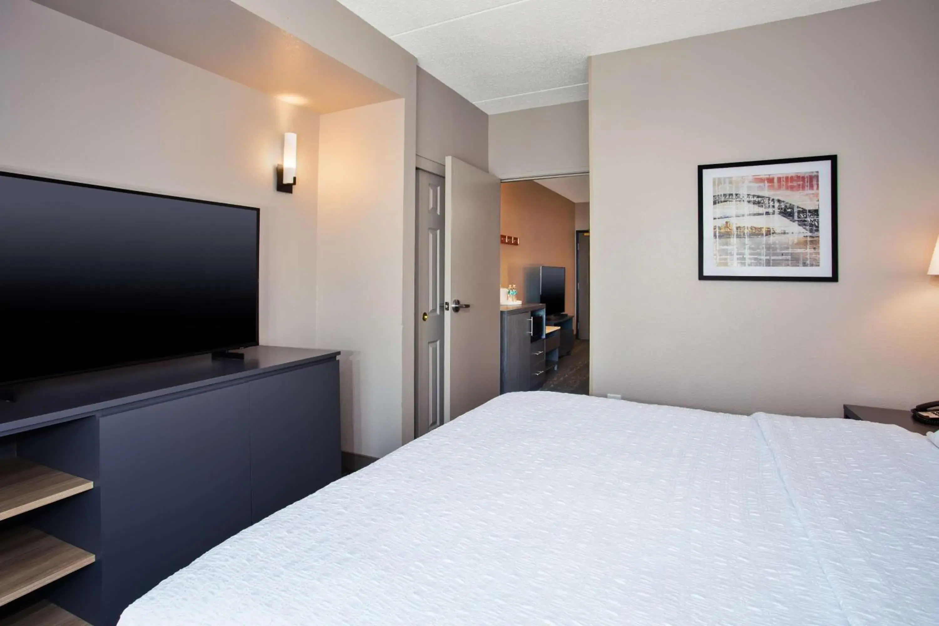 Bed in Hampton Inn & Suites By Hilton- Newark Airport Elizabeth Bed in Hampton Inn & Suites By Hilton- Newark Airport Elizabeth