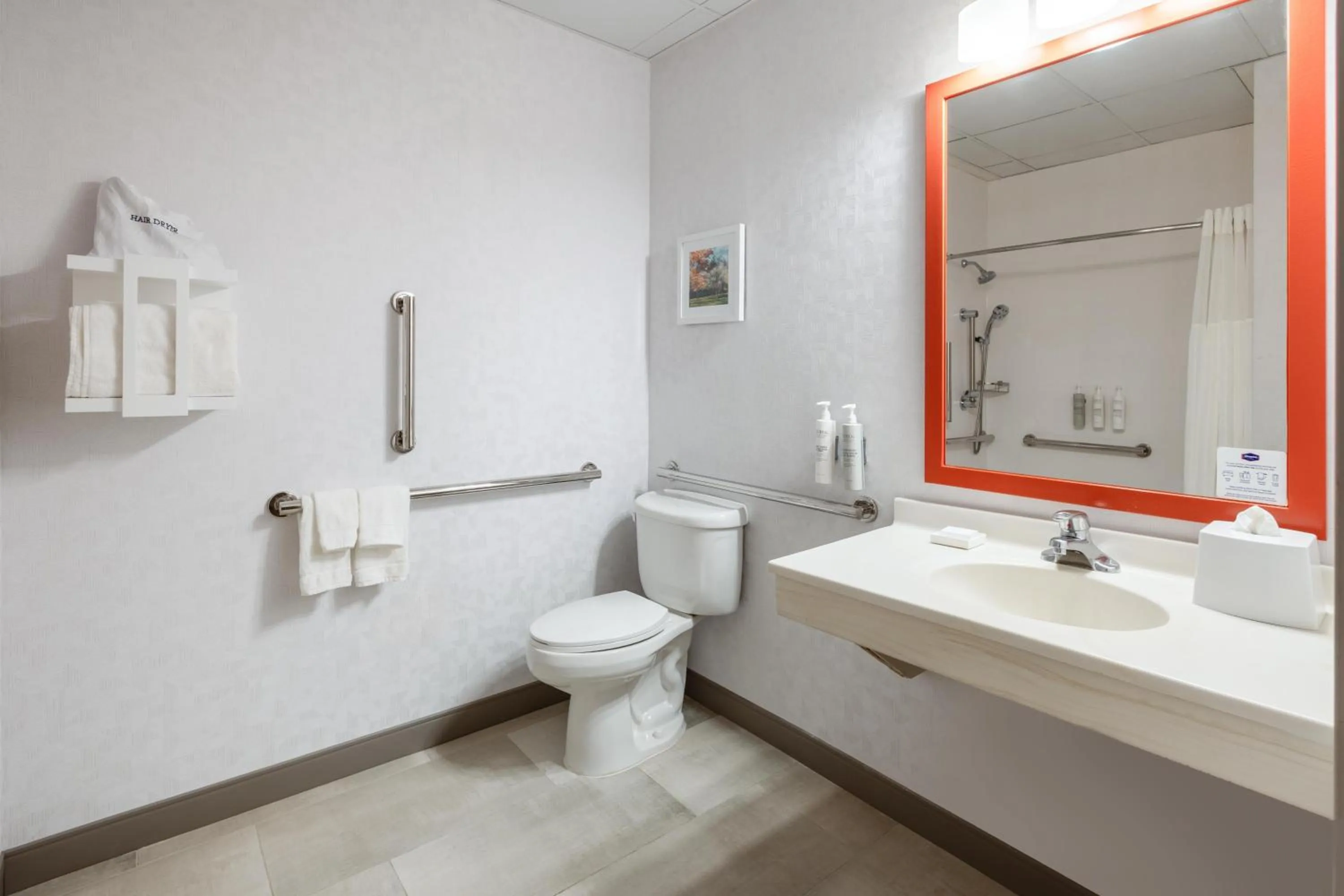 Bathroom in Hampton Inn & Suites By Hilton- Newark Airport Elizabeth