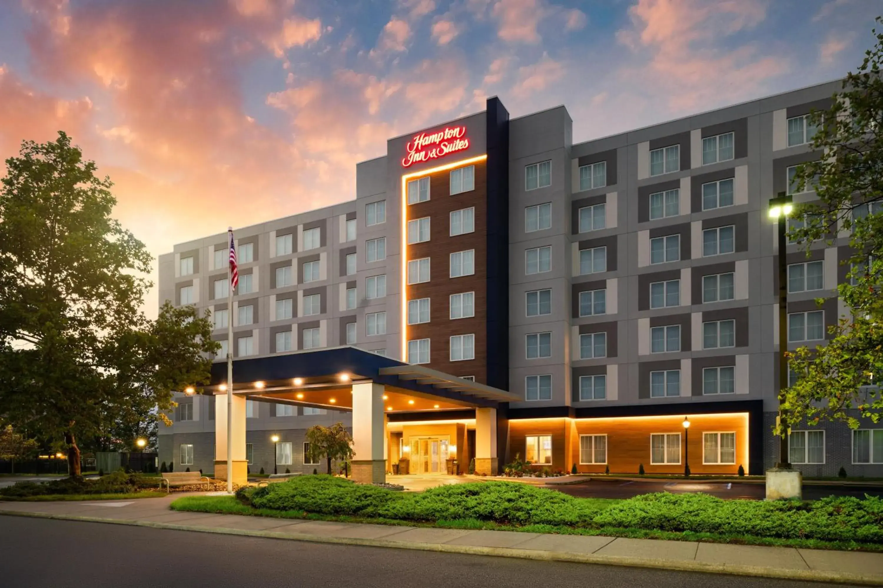 Property building in Hampton Inn & Suites By Hilton- Newark Airport Elizabeth Property building in Hampton Inn & Suites By Hilton- Newark Airport Elizabeth