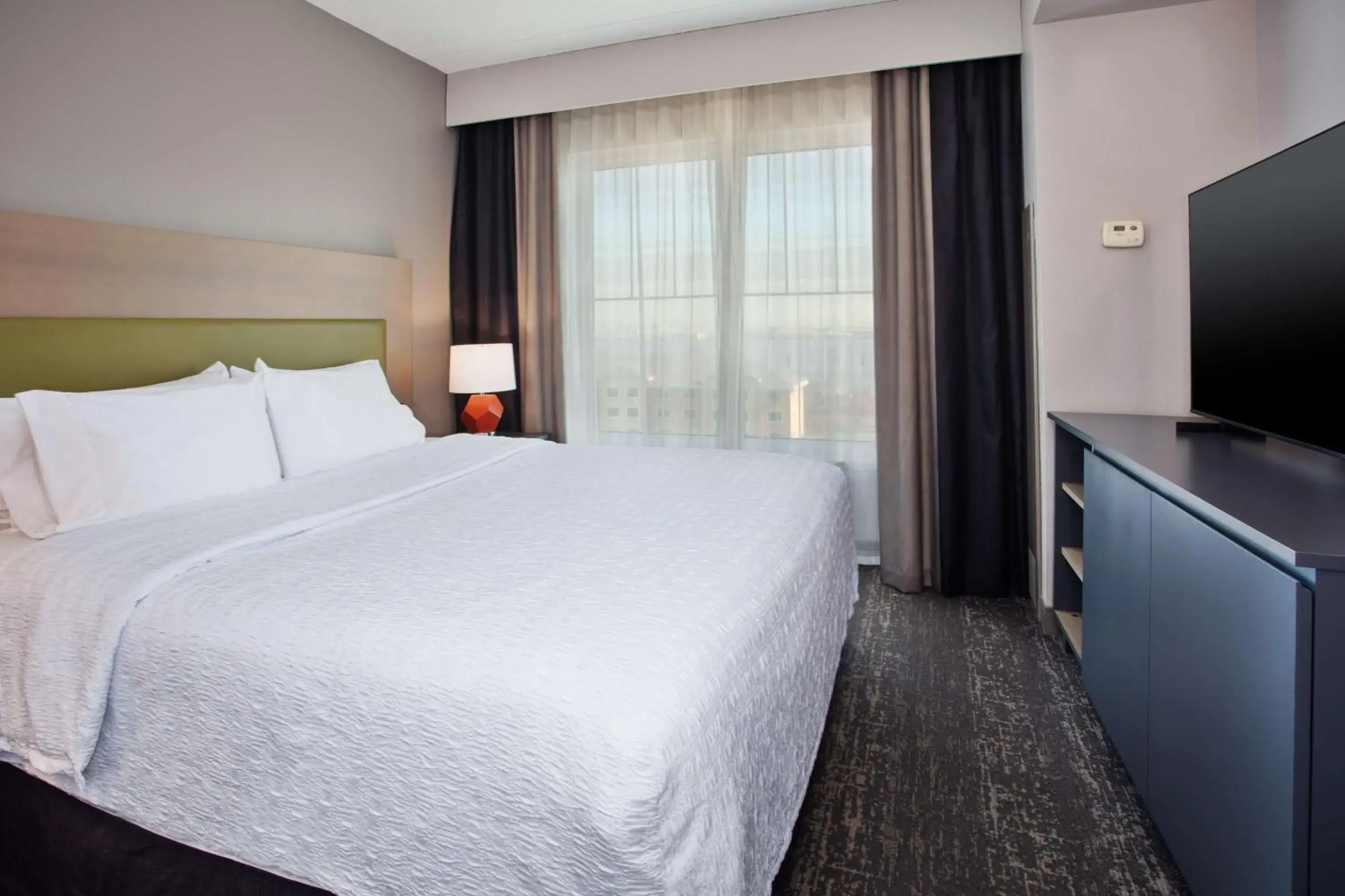 Bed in Hampton Inn & Suites By Hilton- Newark Airport Elizabeth Bed in Hampton Inn & Suites By Hilton- Newark Airport Elizabeth