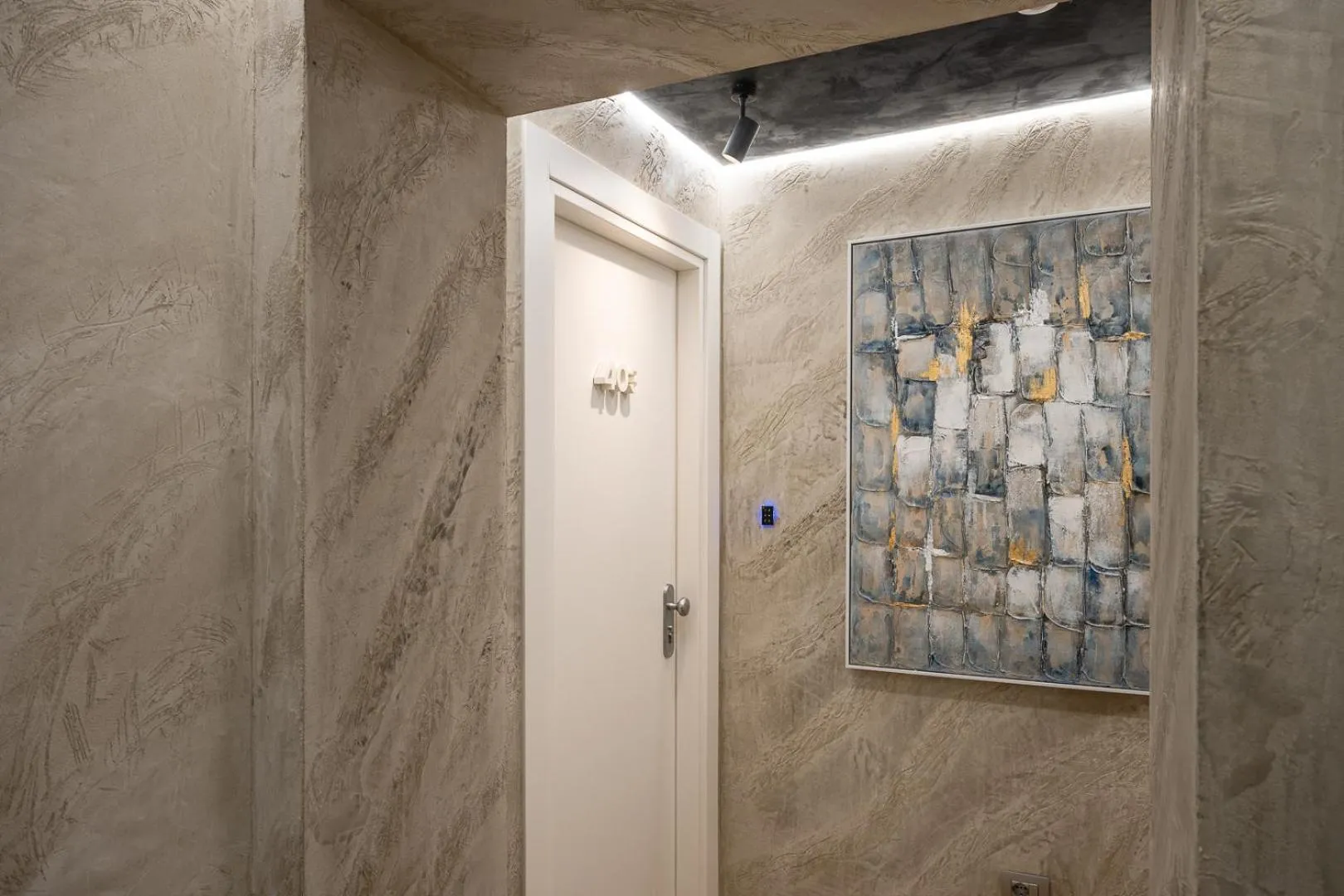 Communal lounge/ TV room in Hotel Caravita