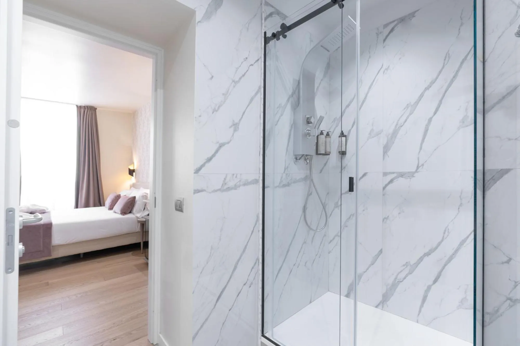 Bathroom, Bed in Hotel Caravita