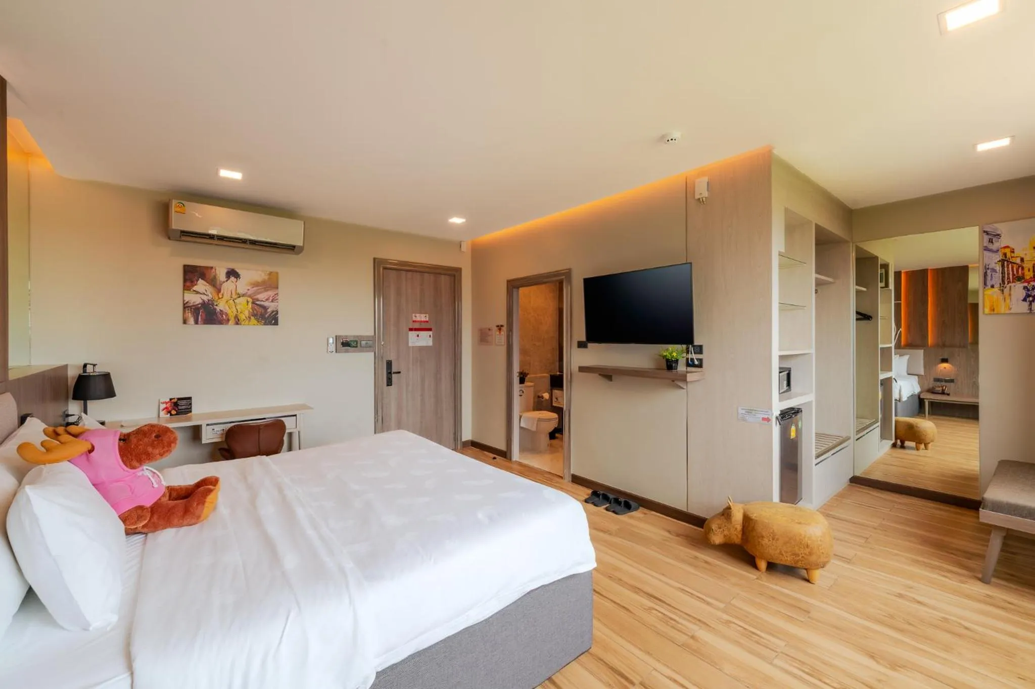 Photo of the whole room, Bed in Moose Hotel Chiangmai