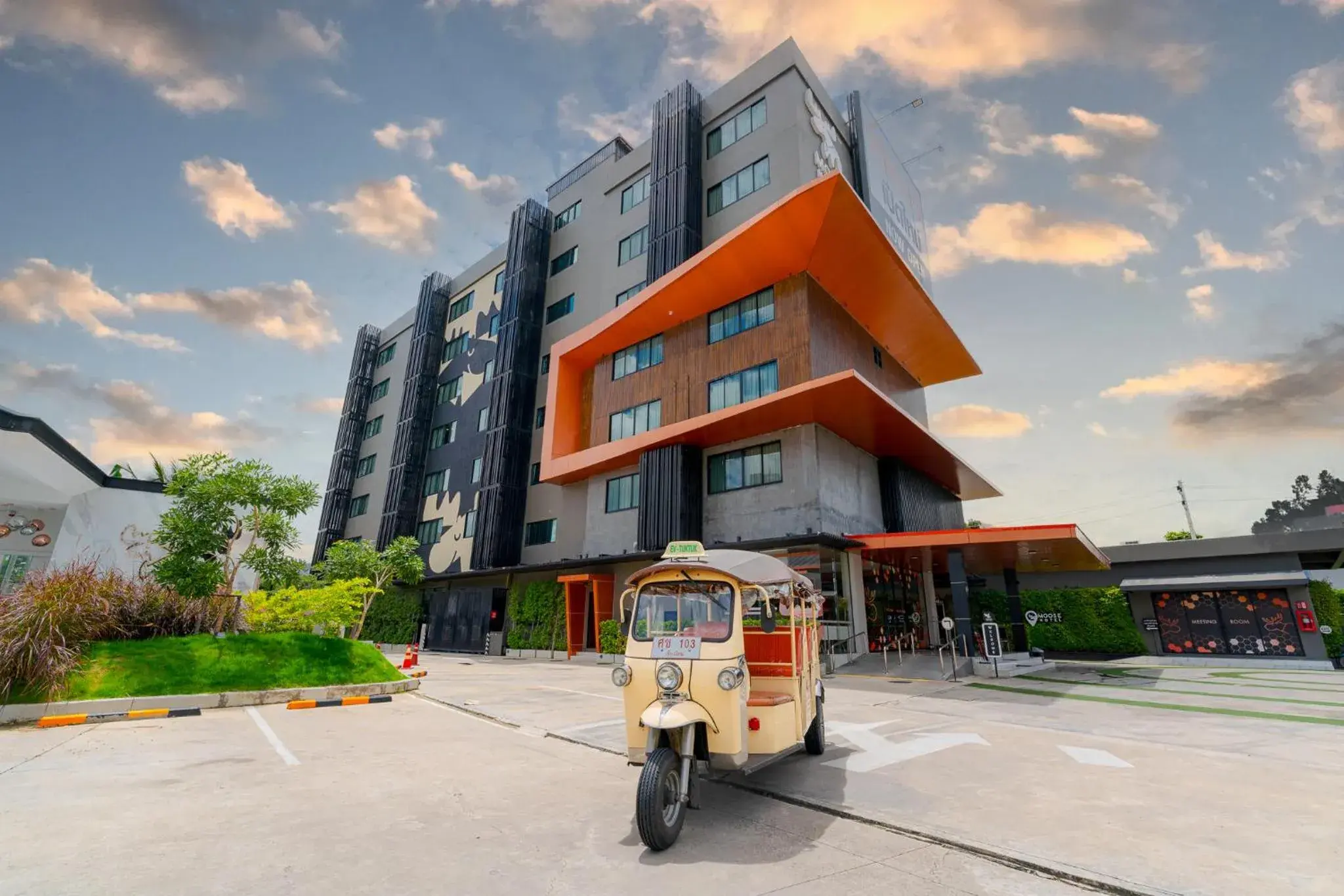 Property building in Moose Hotel Chiangmai Property building in Moose Hotel Chiangmai