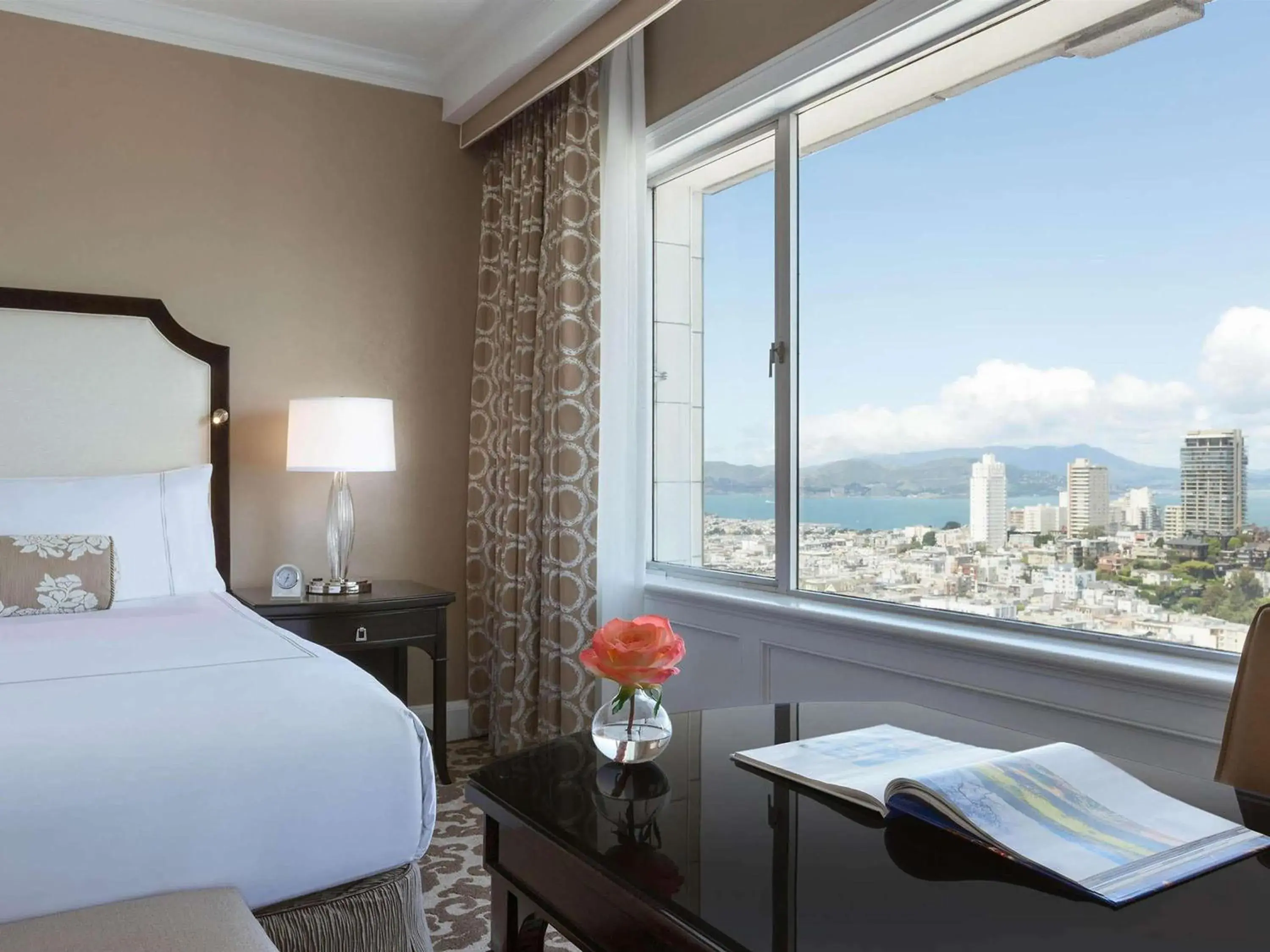 Signature King Room with Bay View in Fairmont San Francisco Signature King Room with Bay View in Fairmont San Francisco