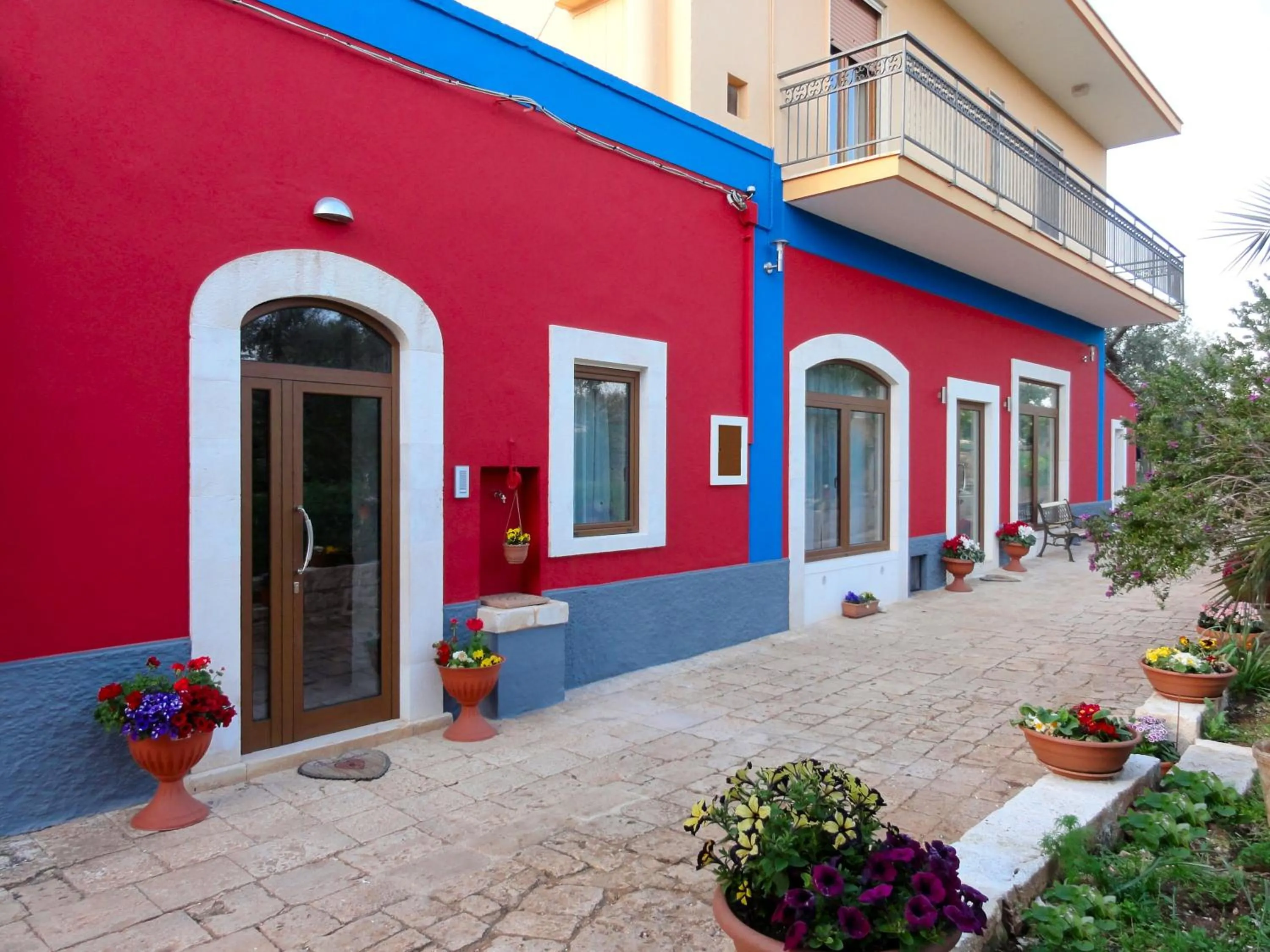 Facade/entrance in Ape Rossa