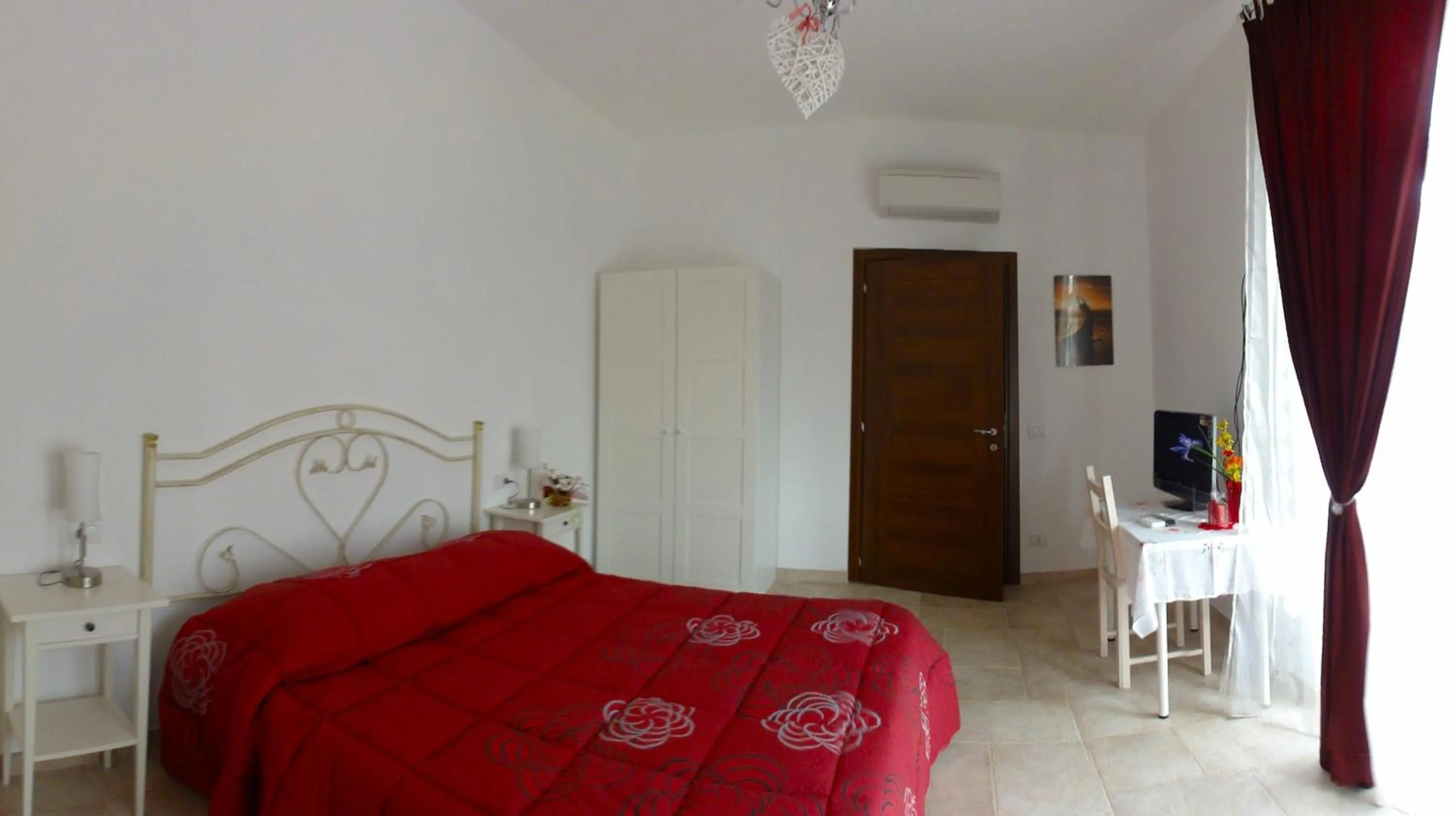 Photo of the whole room, Bed in Ape Rossa