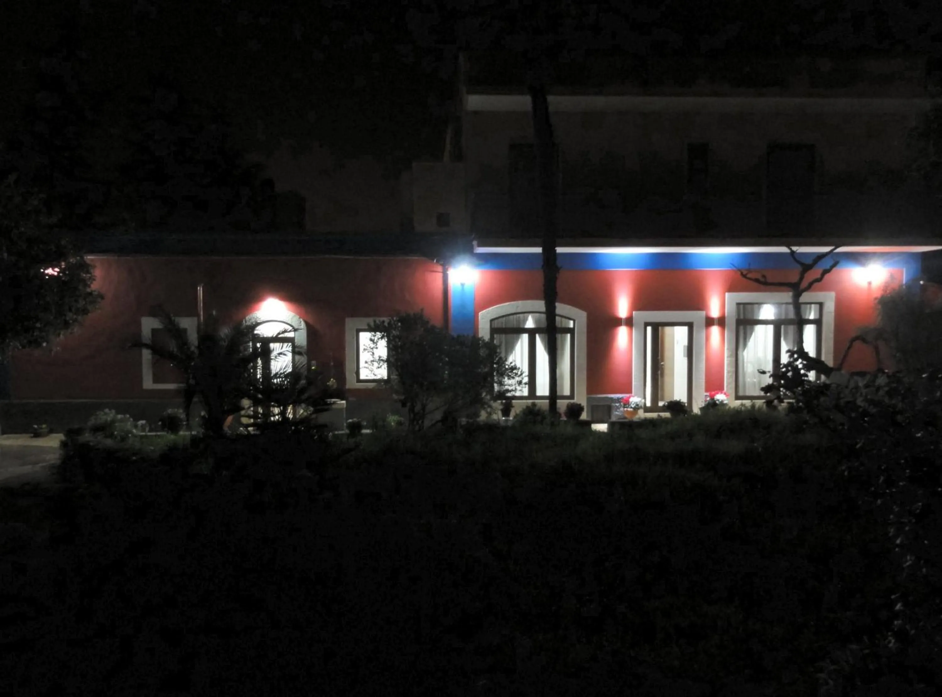 Facade/entrance in Ape Rossa