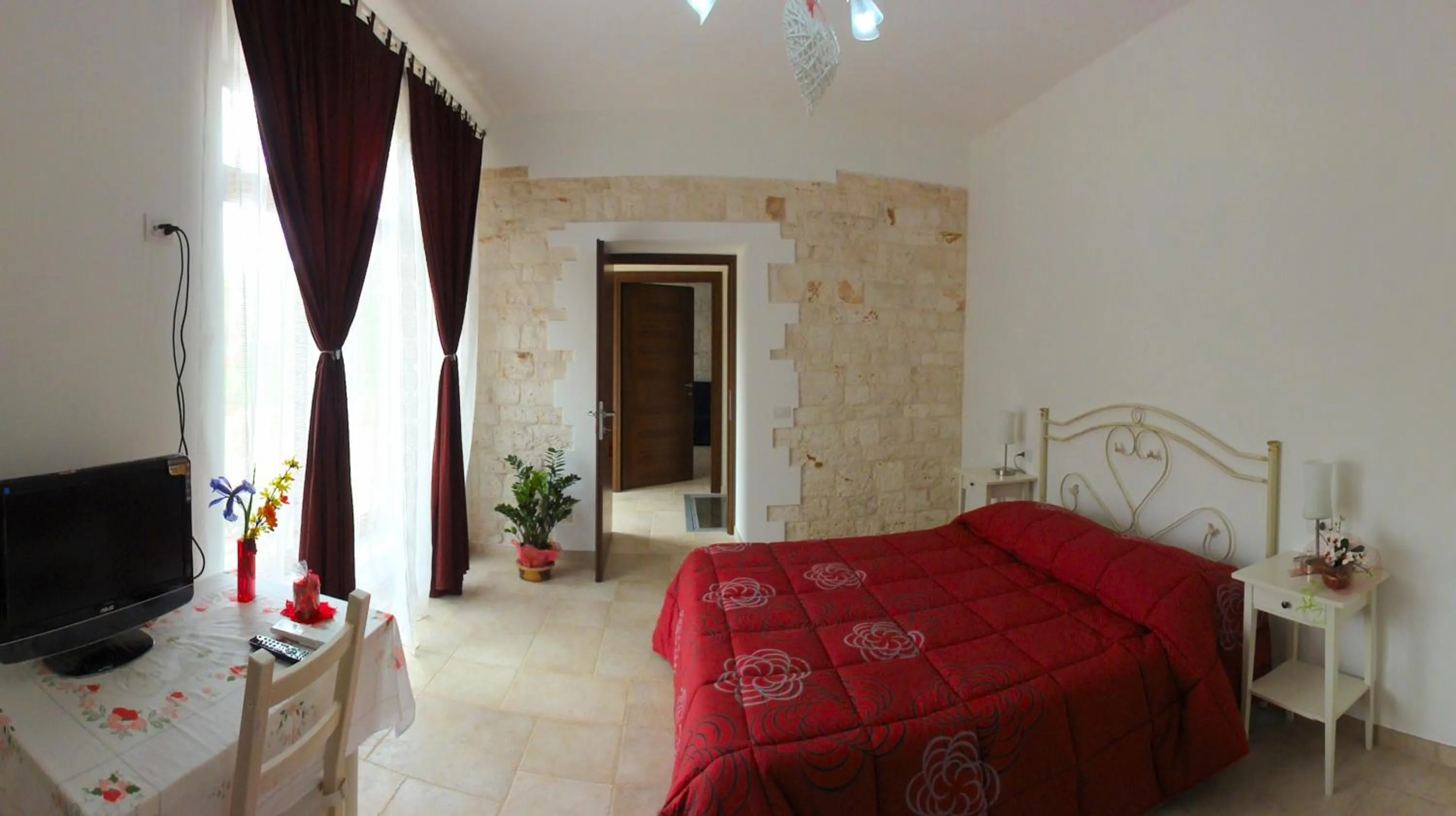 Photo of the whole room, Bed in Ape Rossa