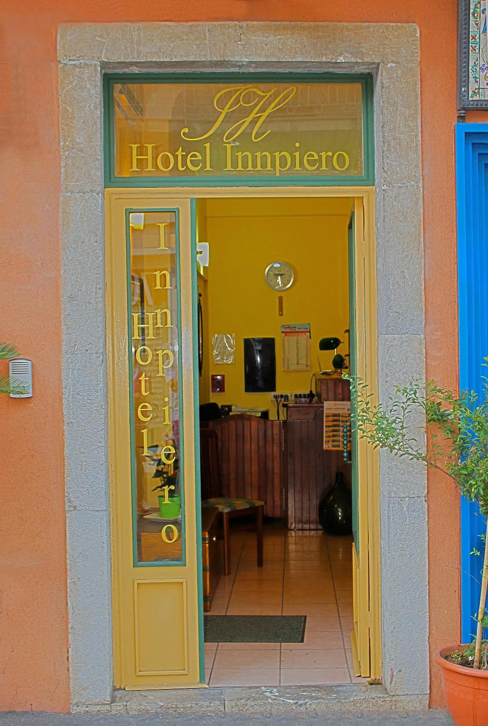 Facade/entrance in Innpiero