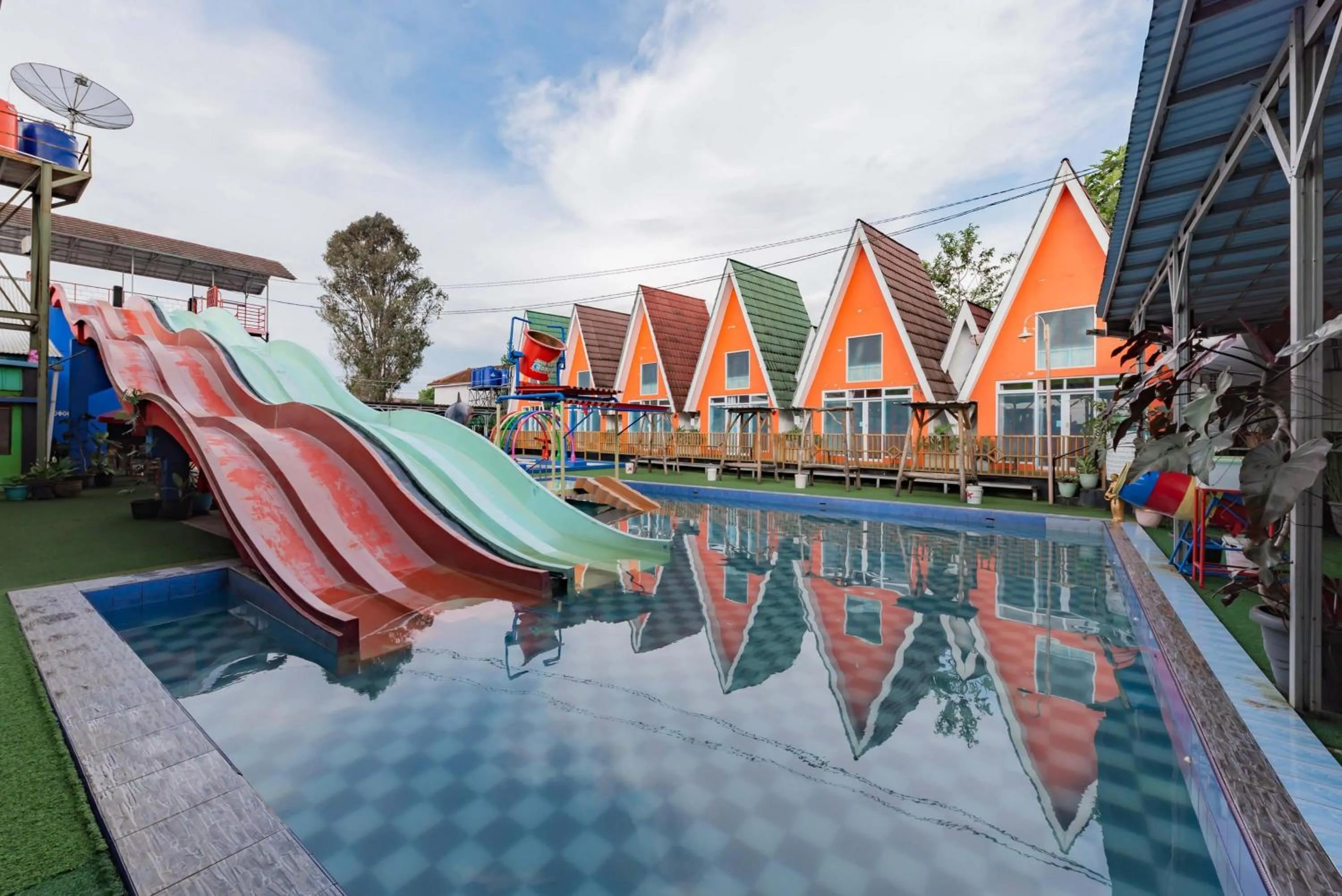 Swimming pool in RedDoorz Resort Syariah @ Jaya Tirta Abadi