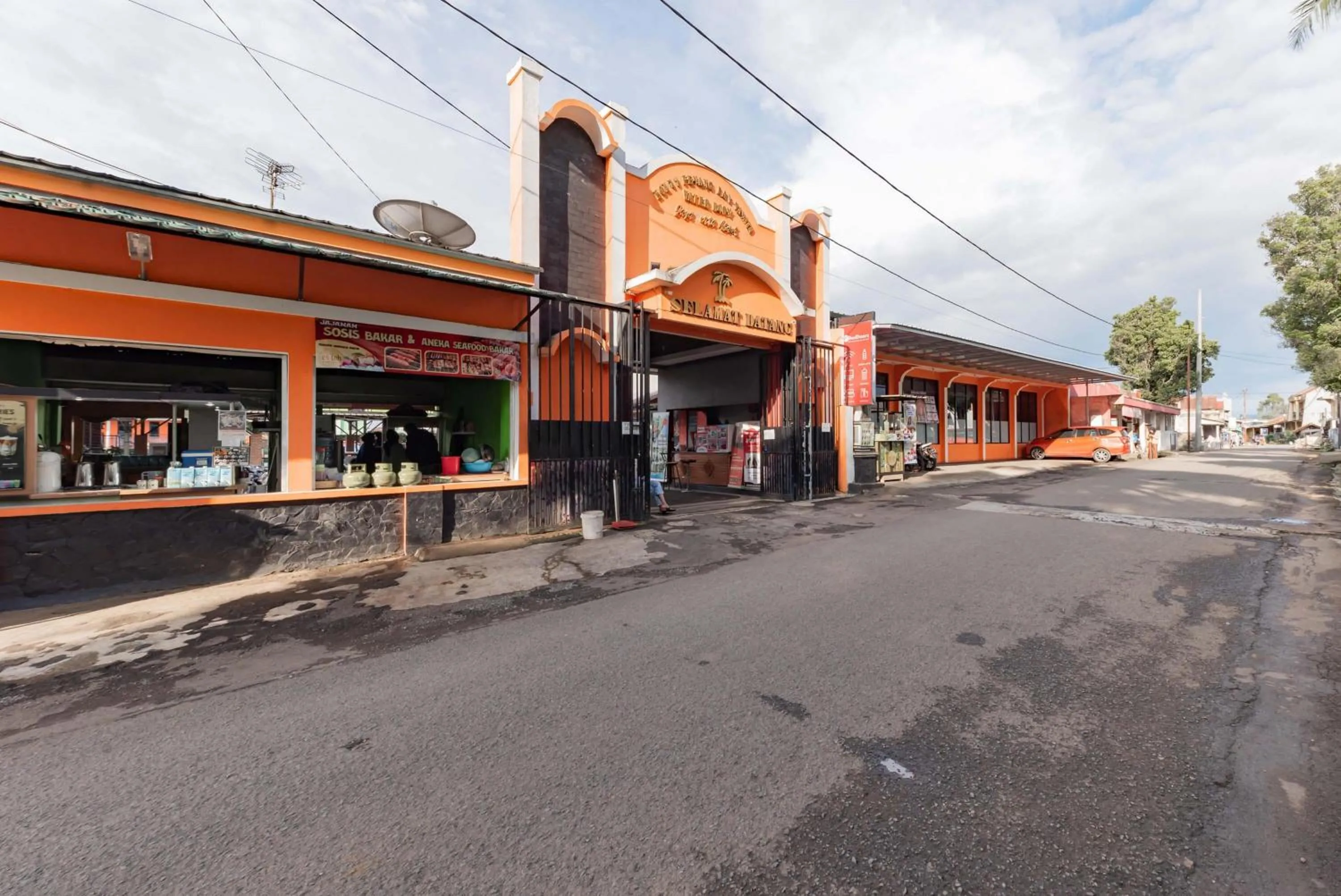 Facade/entrance in RedDoorz Resort Syariah @ Jaya Tirta Abadi