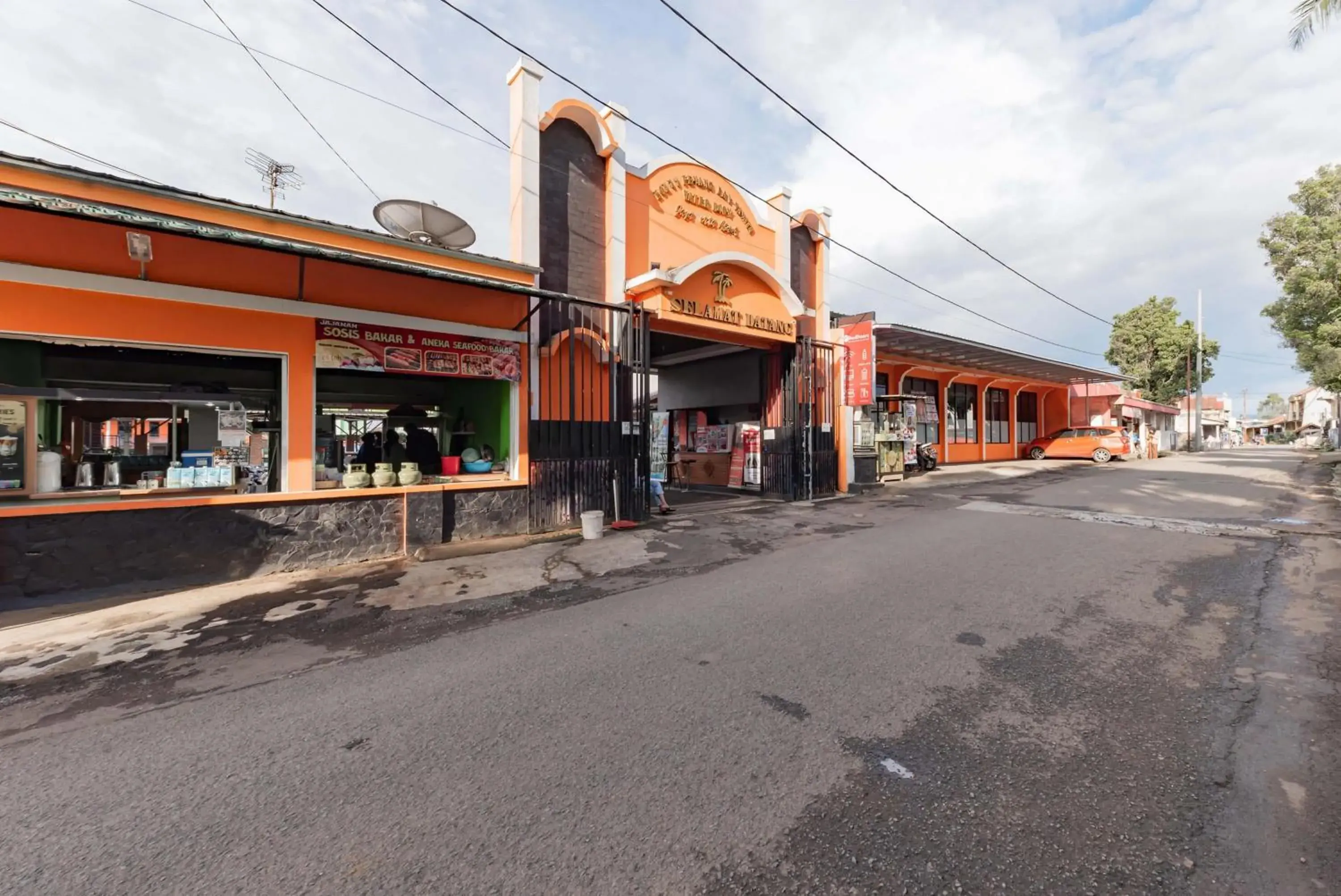 Facade/entrance in RedDoorz Resort Syariah @ Jaya Tirta Abadi Facade/entrance in RedDoorz Resort Syariah @ Jaya Tirta Abadi