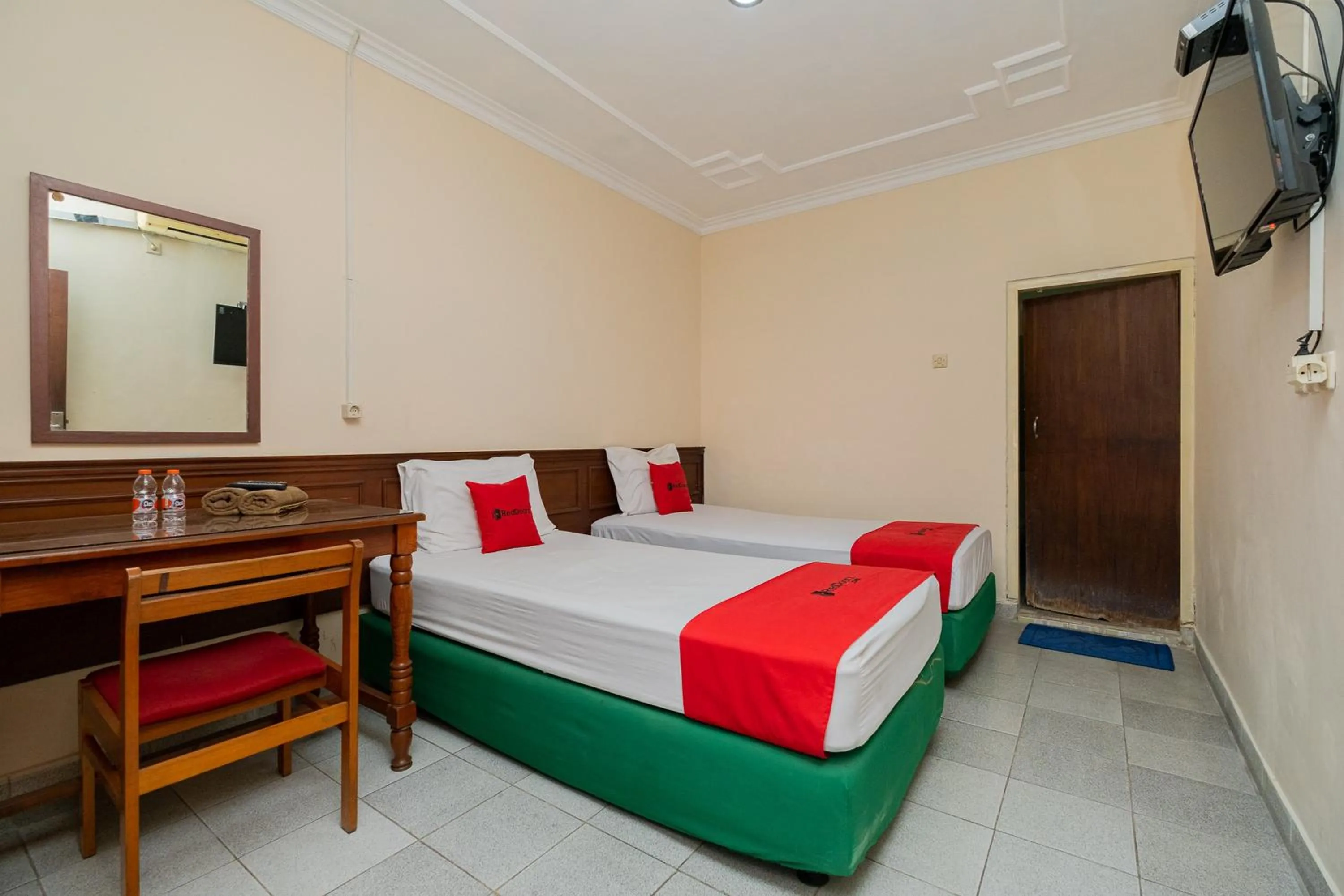 Bed in RedDoorz near Bojonegoro Train Station