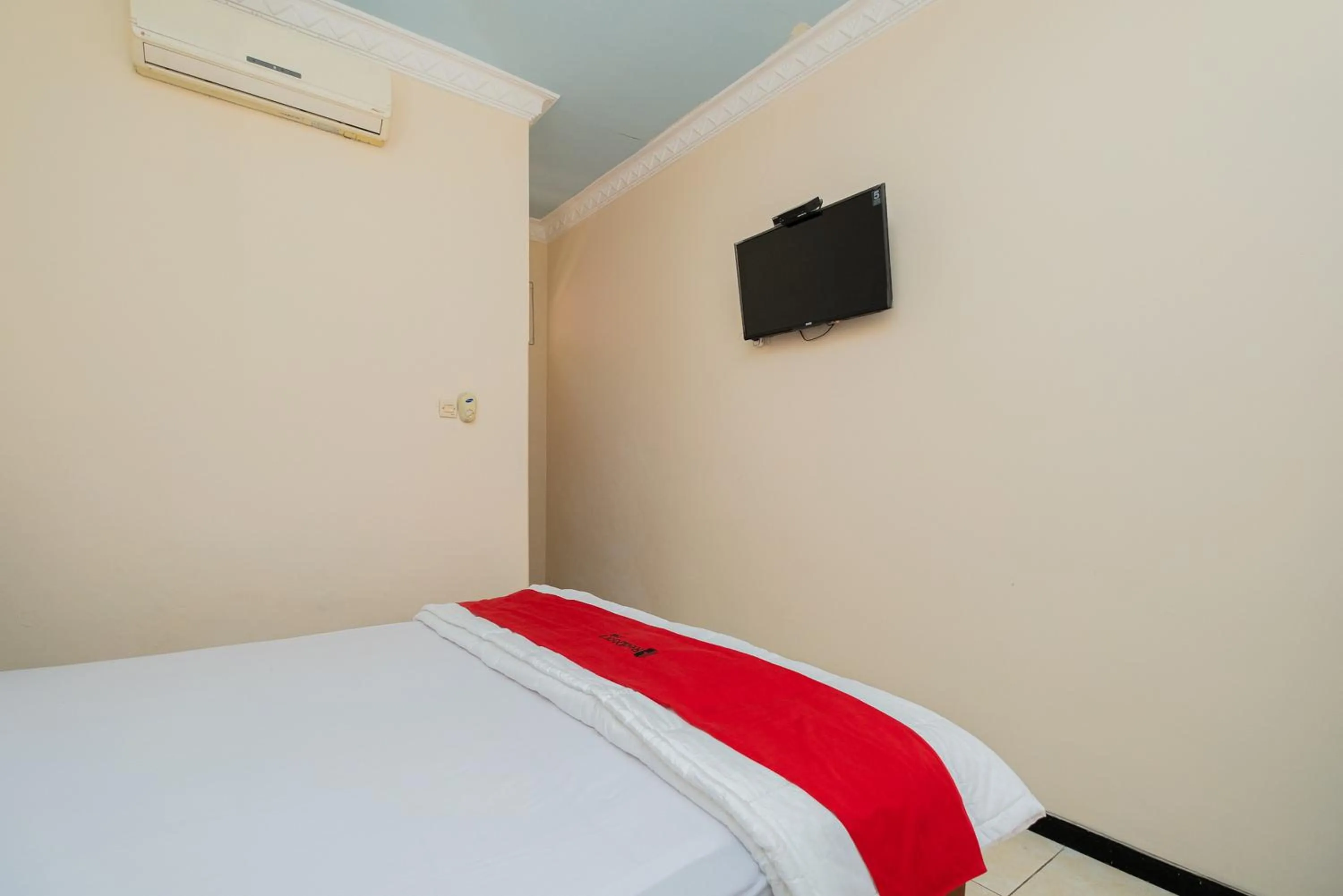 Bed in RedDoorz near Bojonegoro Train Station