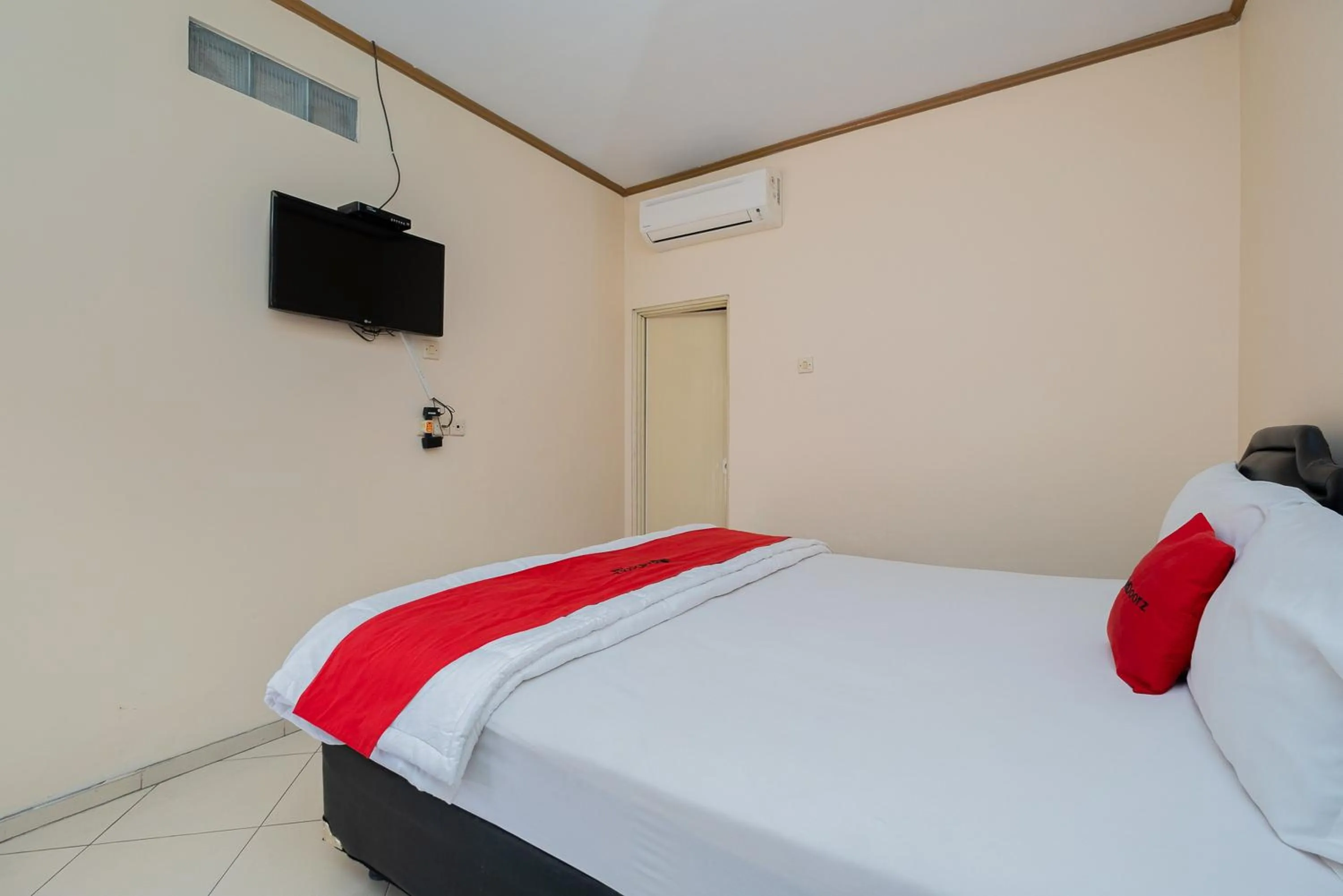 Bed in RedDoorz near Bojonegoro Train Station