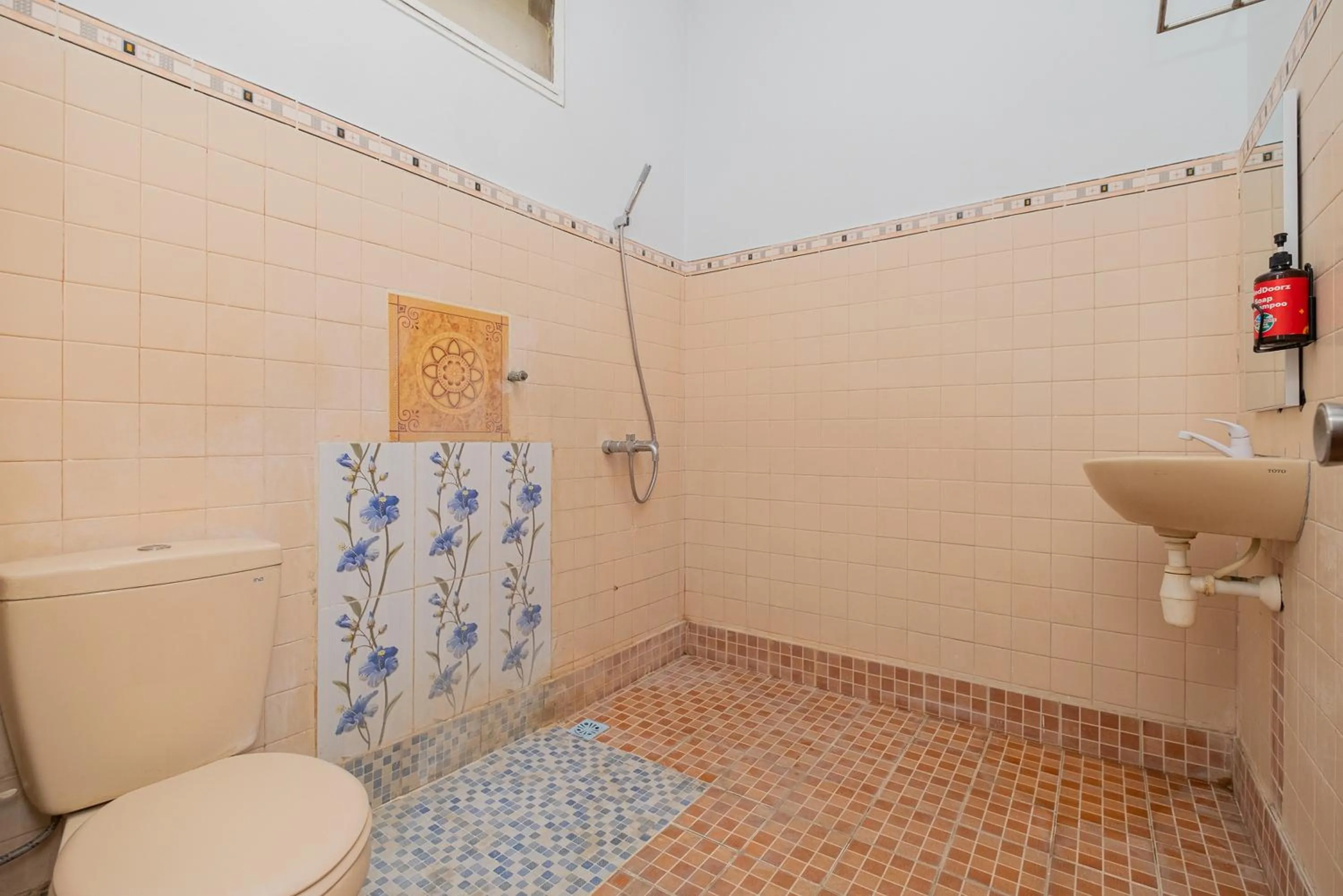 Bathroom in RedDoorz near Bojonegoro Train Station