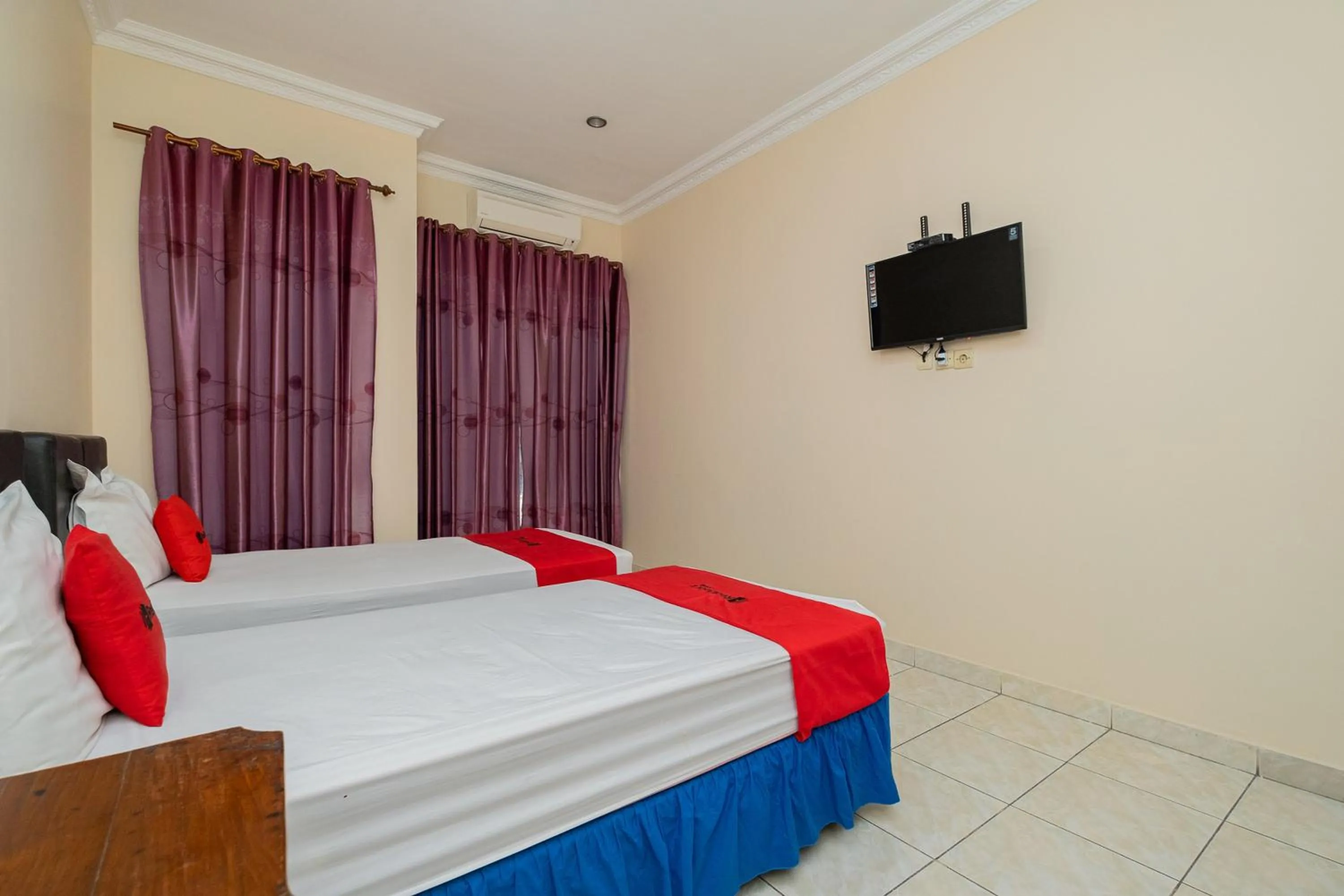 Bed in RedDoorz near Bojonegoro Train Station