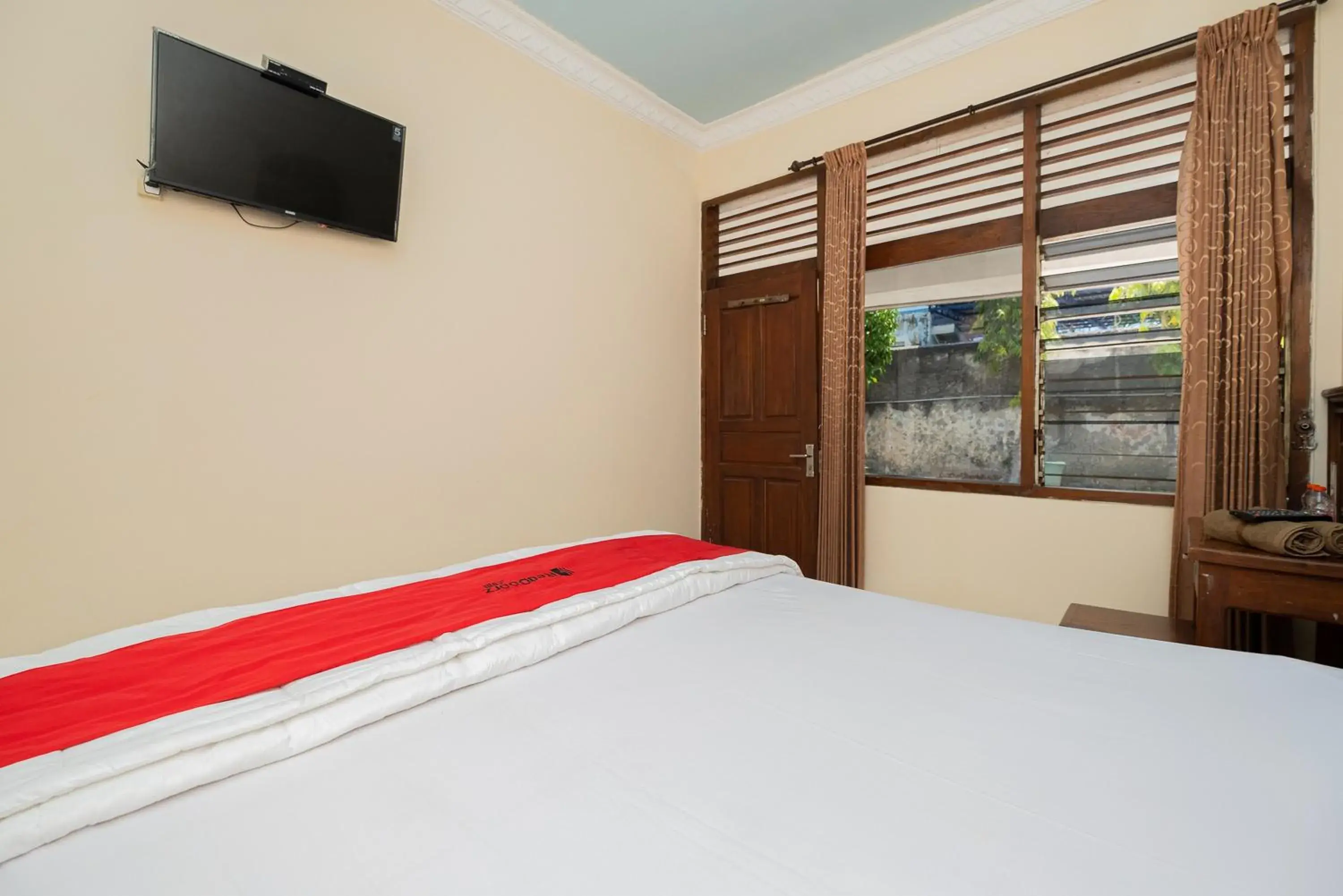 Bed in RedDoorz near Bojonegoro Train Station Bed in RedDoorz near Bojonegoro Train Station