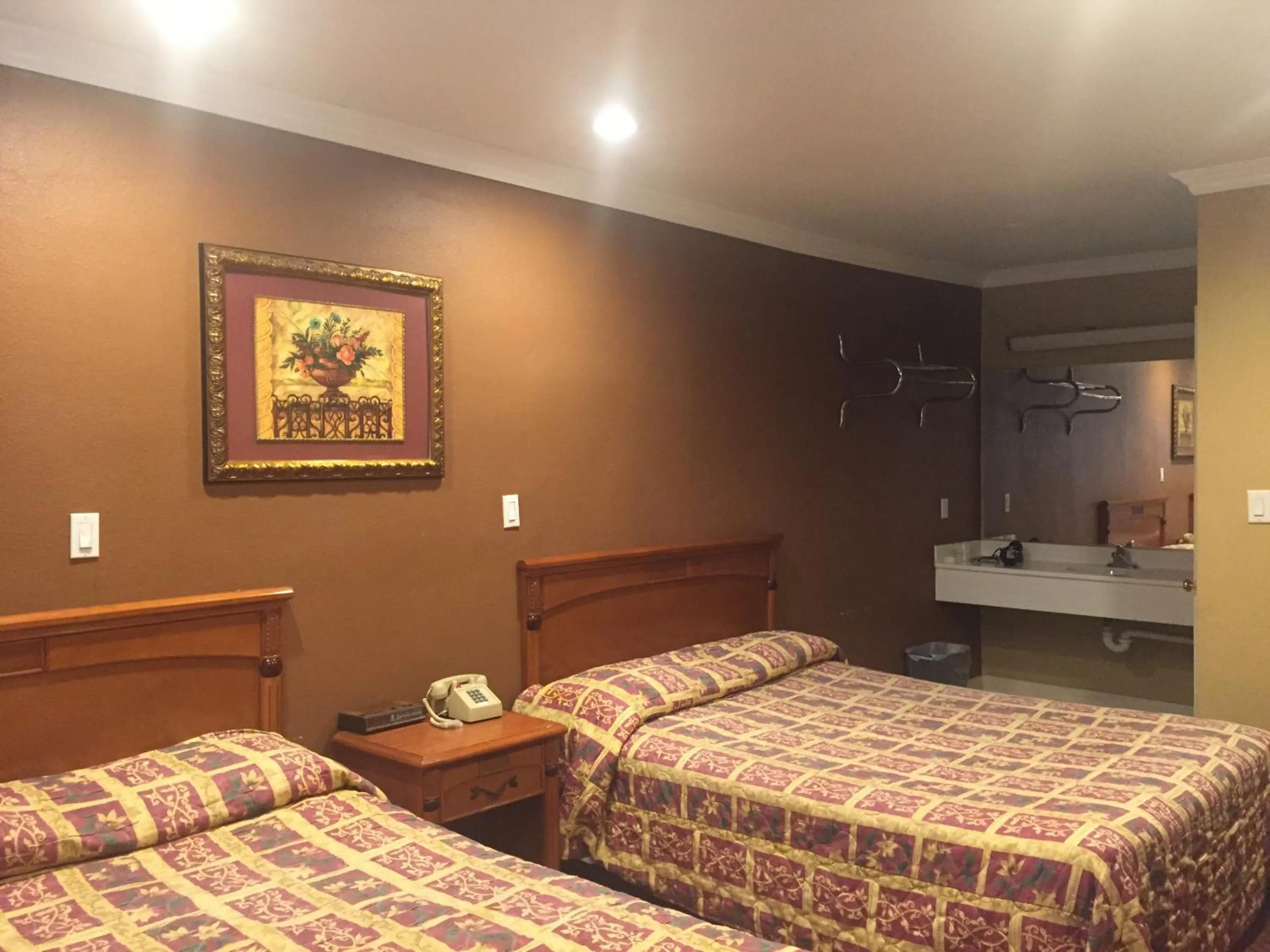 Photo of the whole room, Bed in Beverly Inn