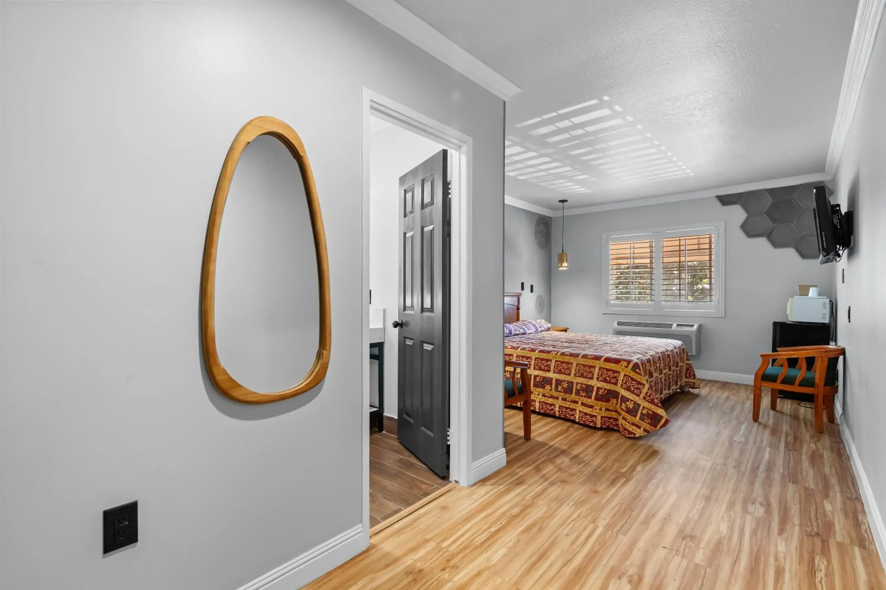 Photo of the whole room, Bed in Beverly Inn Photo of the whole room, Bed in Beverly Inn