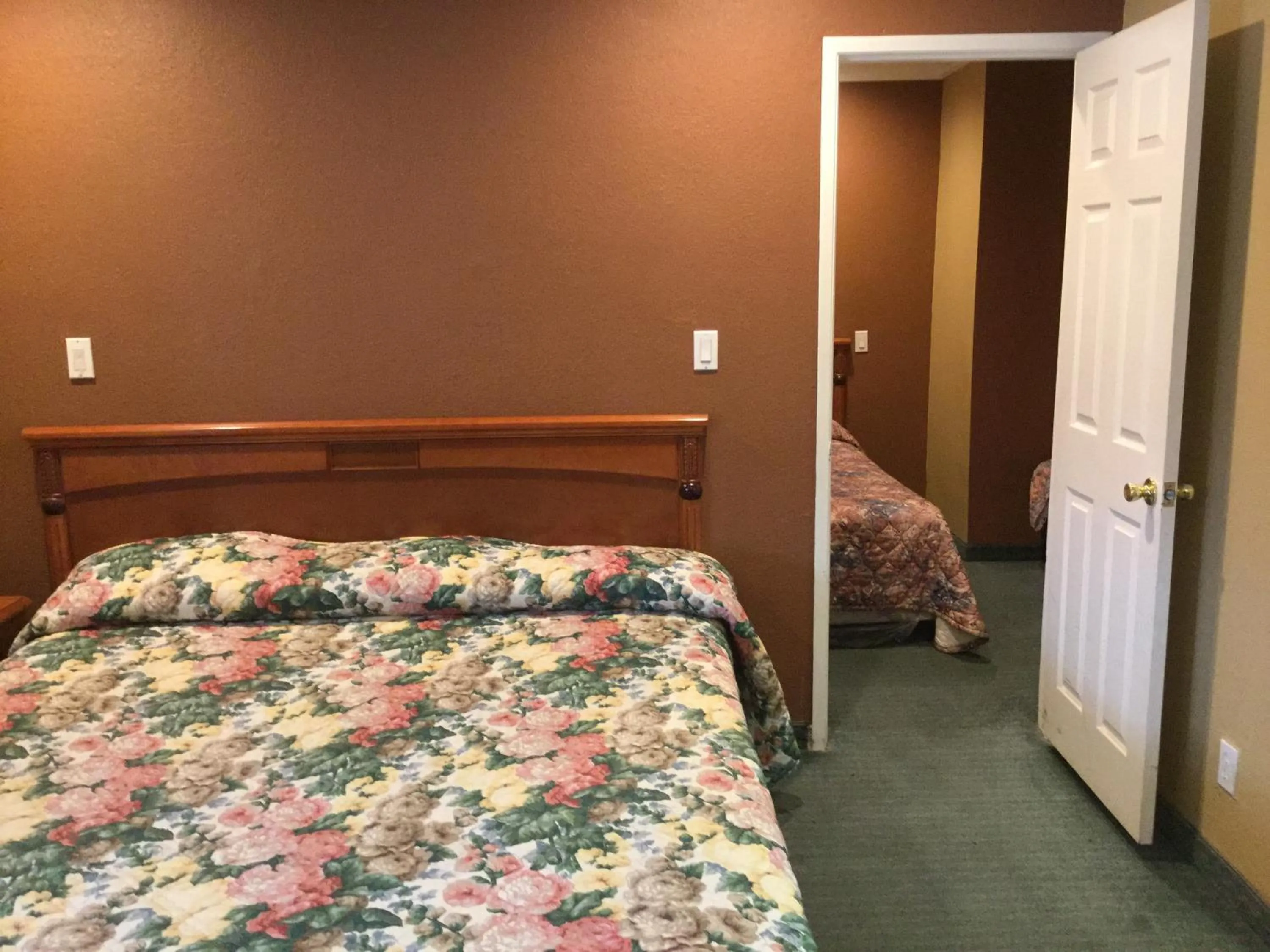 Decorative detail, Bed in Beverly Inn