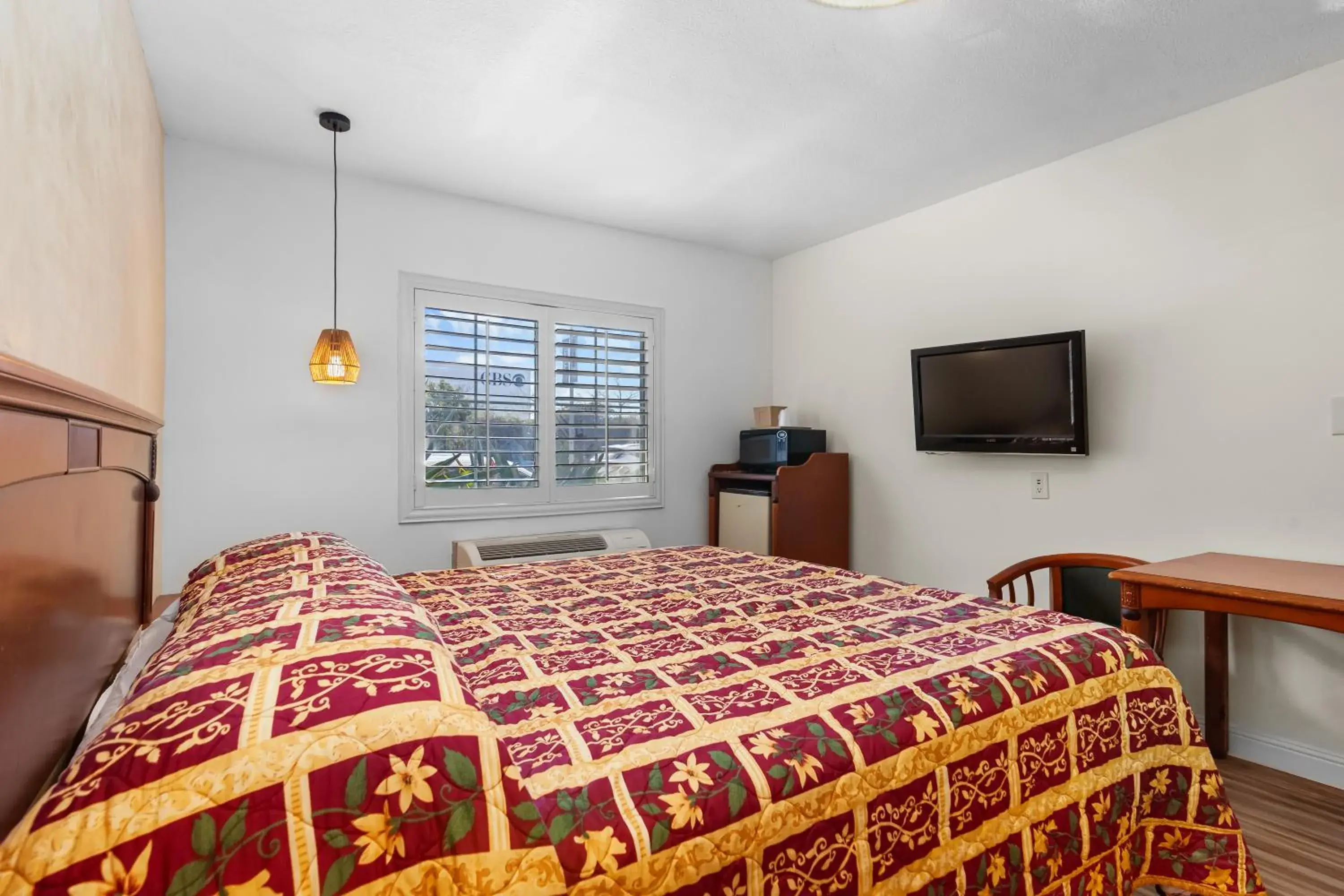 Photo of the whole room, Bed in Beverly Inn Photo of the whole room, Bed in Beverly Inn